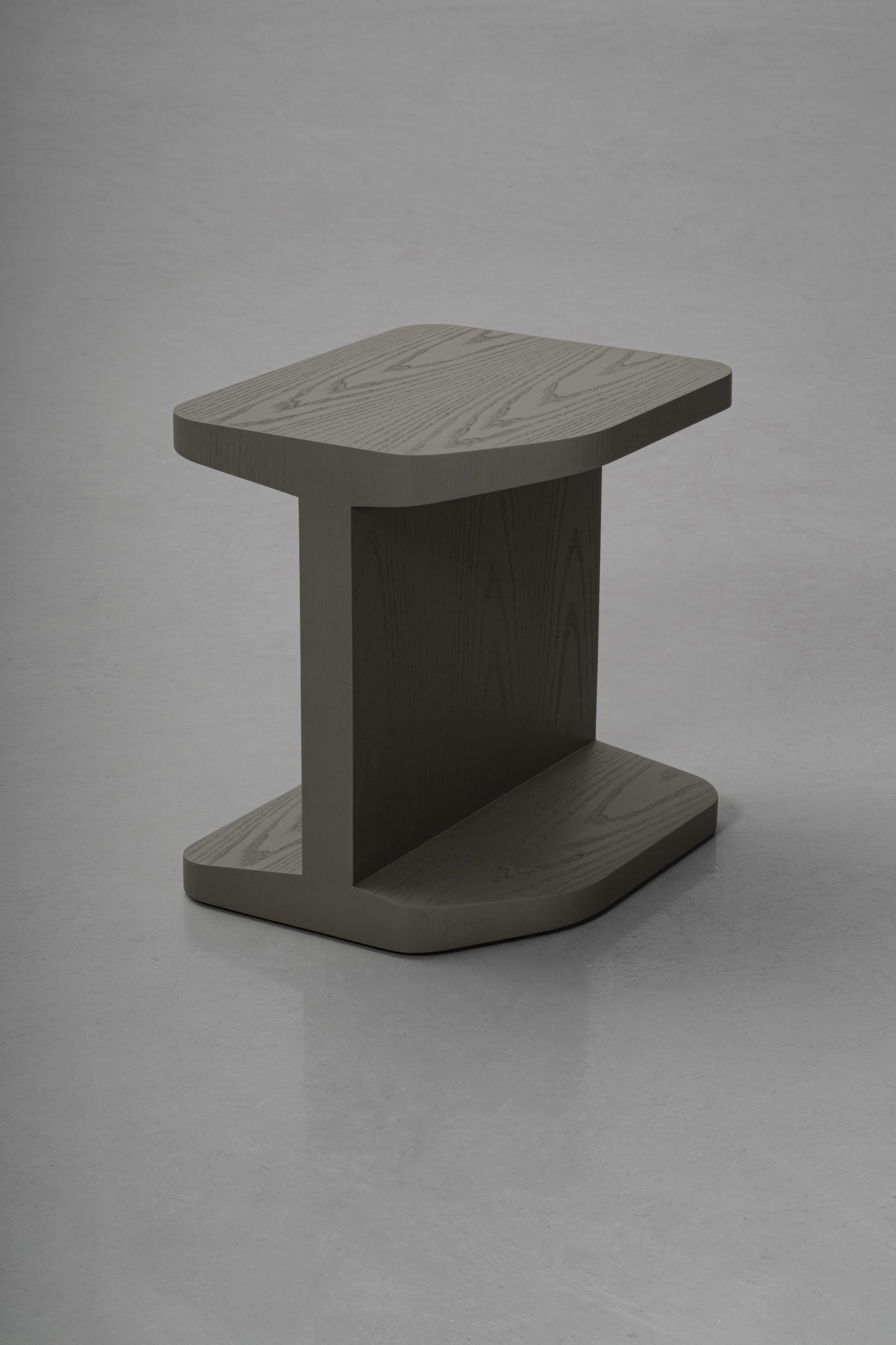 Table d'appoint Weight of Shadow d'Atelier V&F
Dimensions : 39 x 47,5 x 49 cm : D 39 x L 47,5 x H 49 cm. 
MATERIAL : Frêne.

Disponible en noir ou en gris. Veuillez nous contacter.

Le poids et les fines courbes des blocs qui caractérisent cette