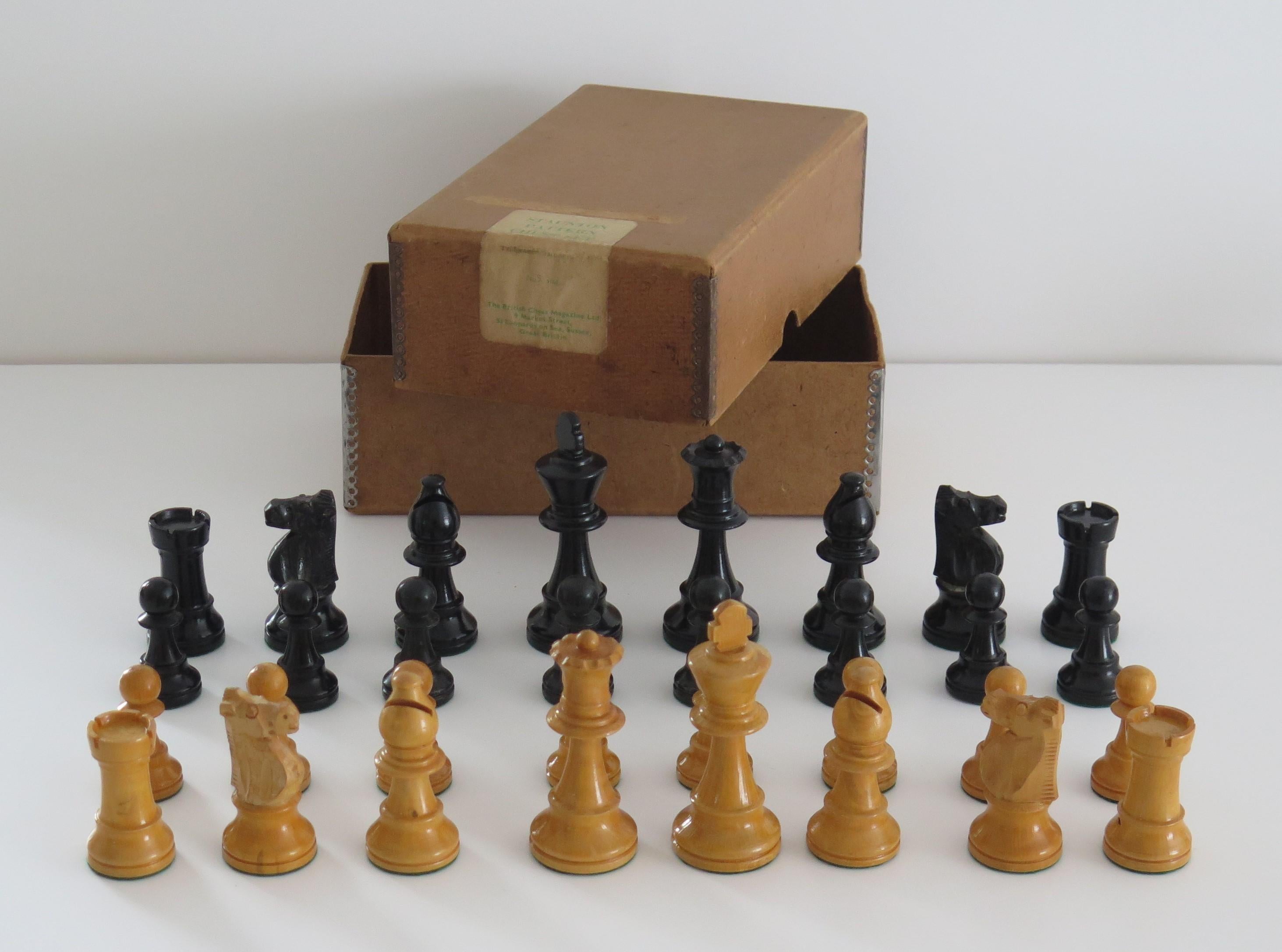 Il s'agit d'un très bon jeu d'échecs de 32 pièces en buis, de fabrication anglaise, de haute qualité, Staunton Pattern No. 5, dans sa boîte originale et vendu par The British Chess Magazine Ltd, datant de 1930.

Les pièces d'échecs sont faites de