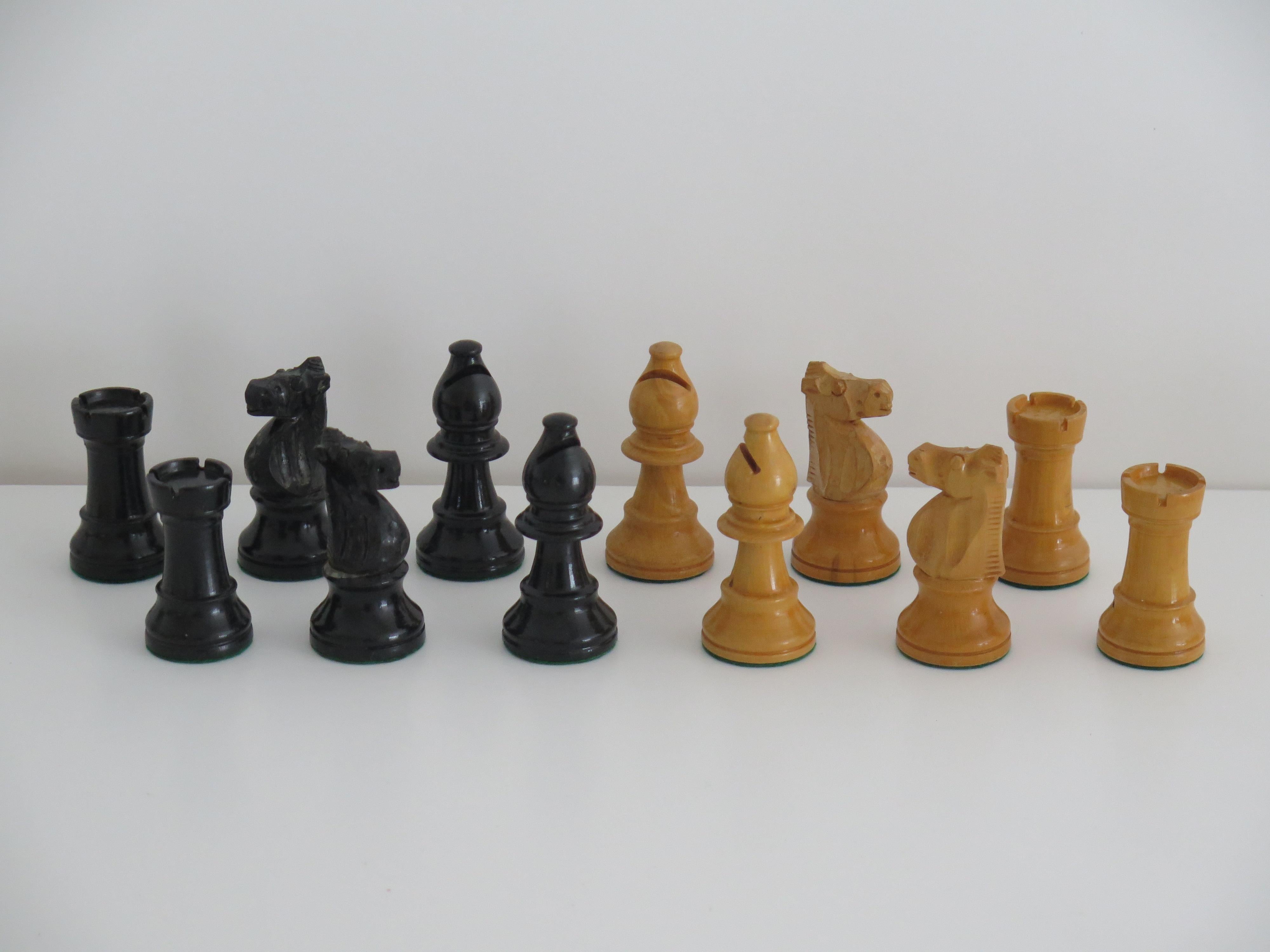 Bois de feuillus Ensemble d'échecs club les plus lourds Kings Staunton motif n° 5 Boîte, vers 1930 en vente