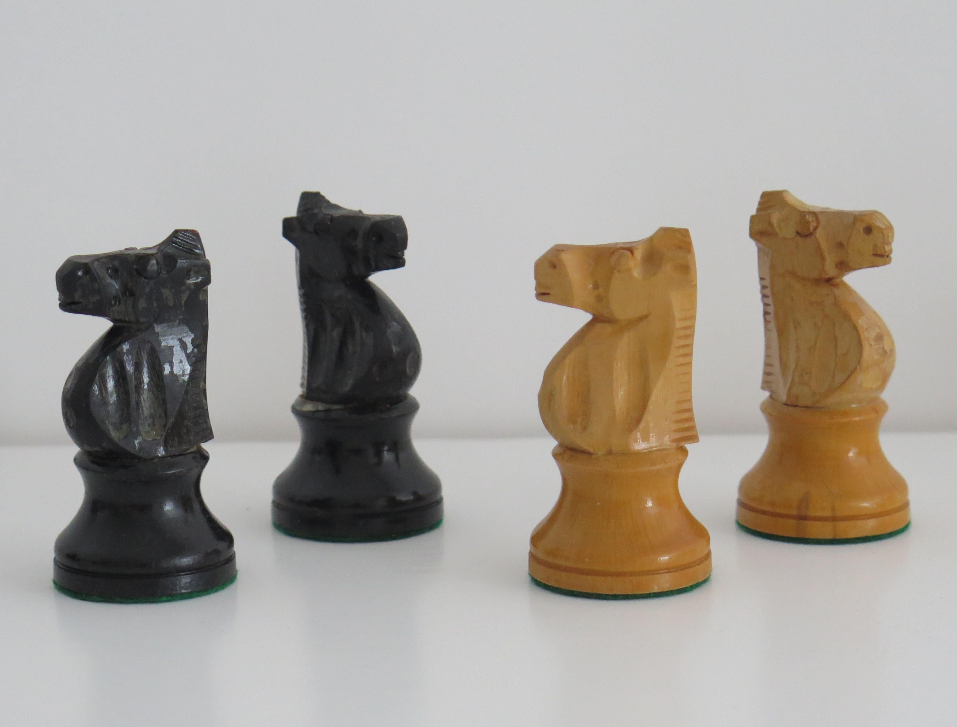 Weighted Club Chess Set Kings Staunton Pattern No. 5 Boxed, Circa 1930 In Good Condition For Sale In Lincoln, Lincolnshire