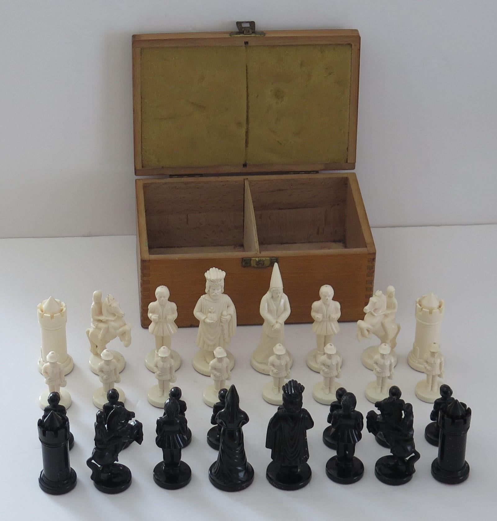 Médiéval Jeu d'échecs en résine lestée dans des boîtes de bois jointes, vers les années 1930 en vente