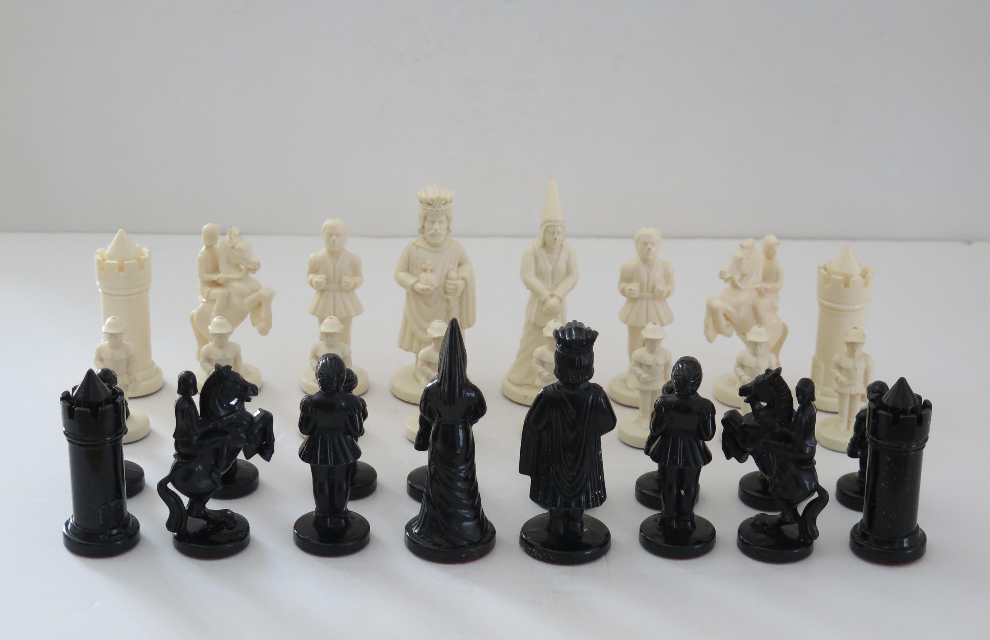 Britannique Jeu d'échecs en résine lestée dans des boîtes de bois jointes, vers les années 1930 en vente
