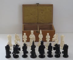 Juego de ajedrez ponderado de resina en caja de madera articulada Reyes de 9,5 cm, ca. 1930