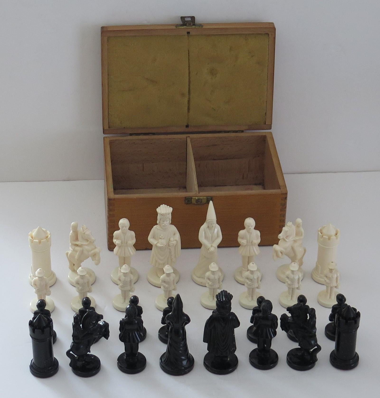 Gewichtiges Schachspiel aus Harz in zusammengefasstem Holzkasten 9,5cm Könige, ca. 1930er Jahre (Mittelalterlich) im Angebot