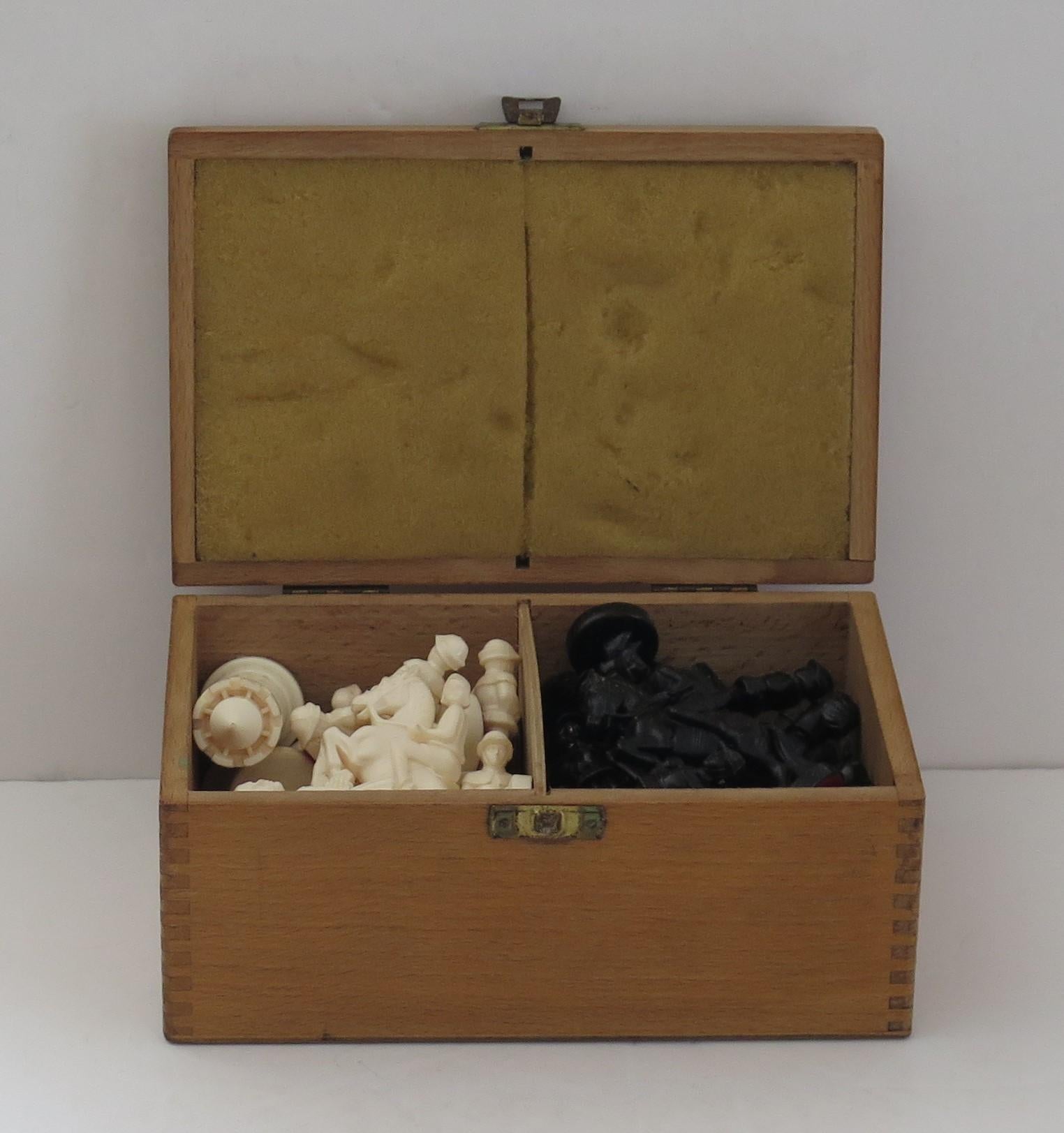 Gewichtiges Schachspiel aus Harz in zusammengefasstem Holzkasten 9,5cm Könige, ca. 1930er Jahre im Angebot 3