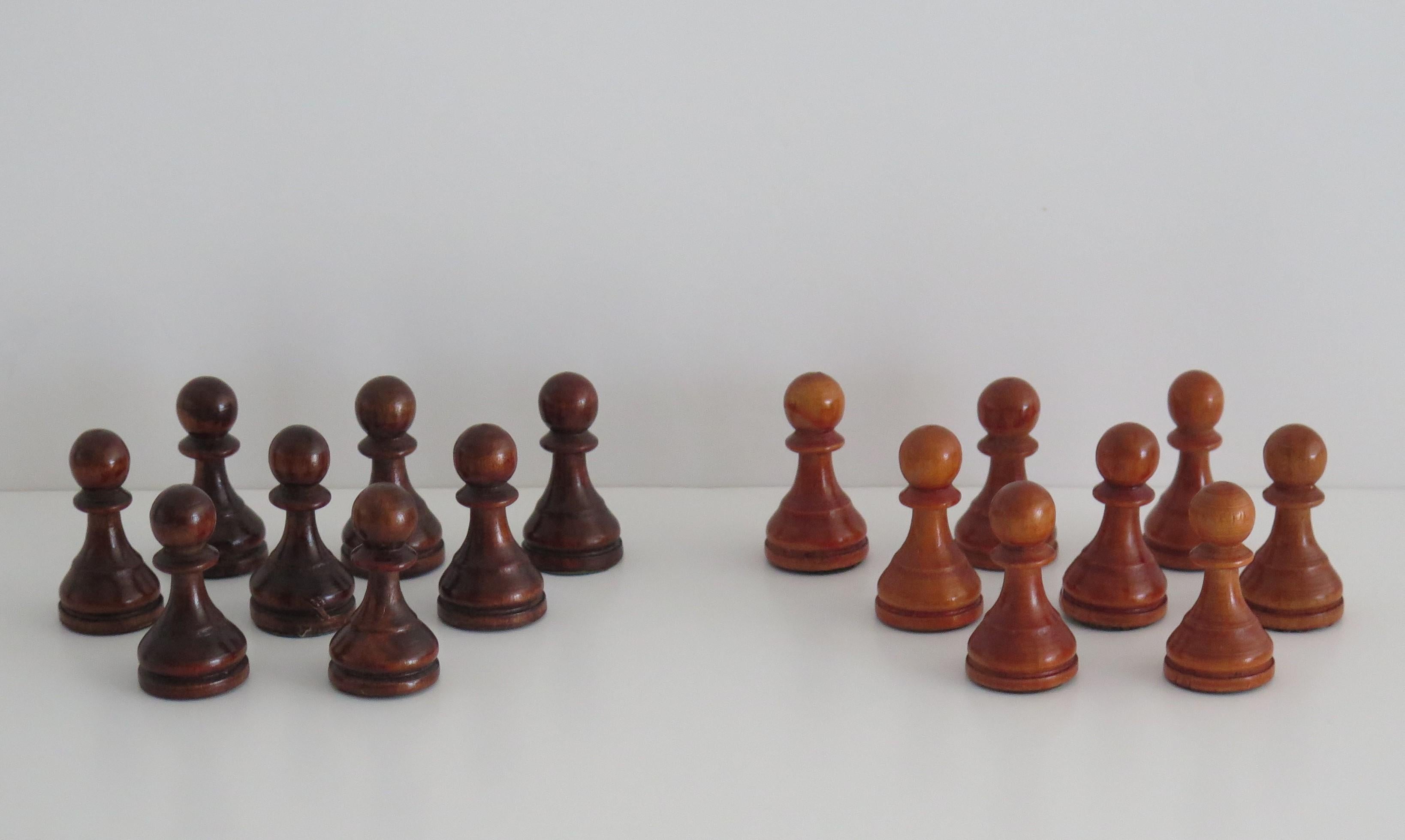 Gewichtiges Schachset aus Holz von John Jaques aus London in Holzschachtel 7cm Kings, ca. 1950 im Angebot 3