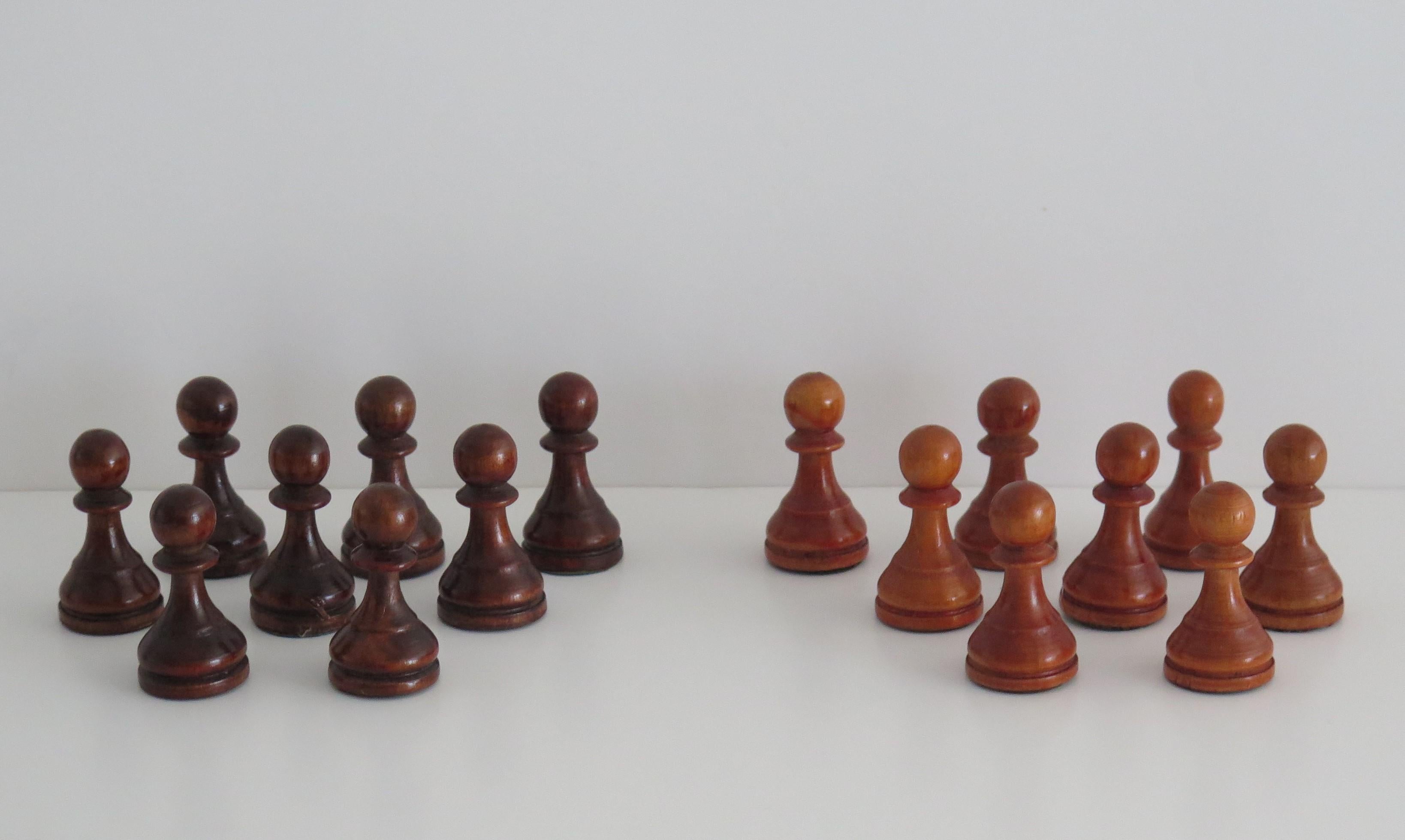 Ensemble d'échecs en bois lesté de John Jaques de Londres dans un coffret en bois Kings, vers 1950  en vente 1