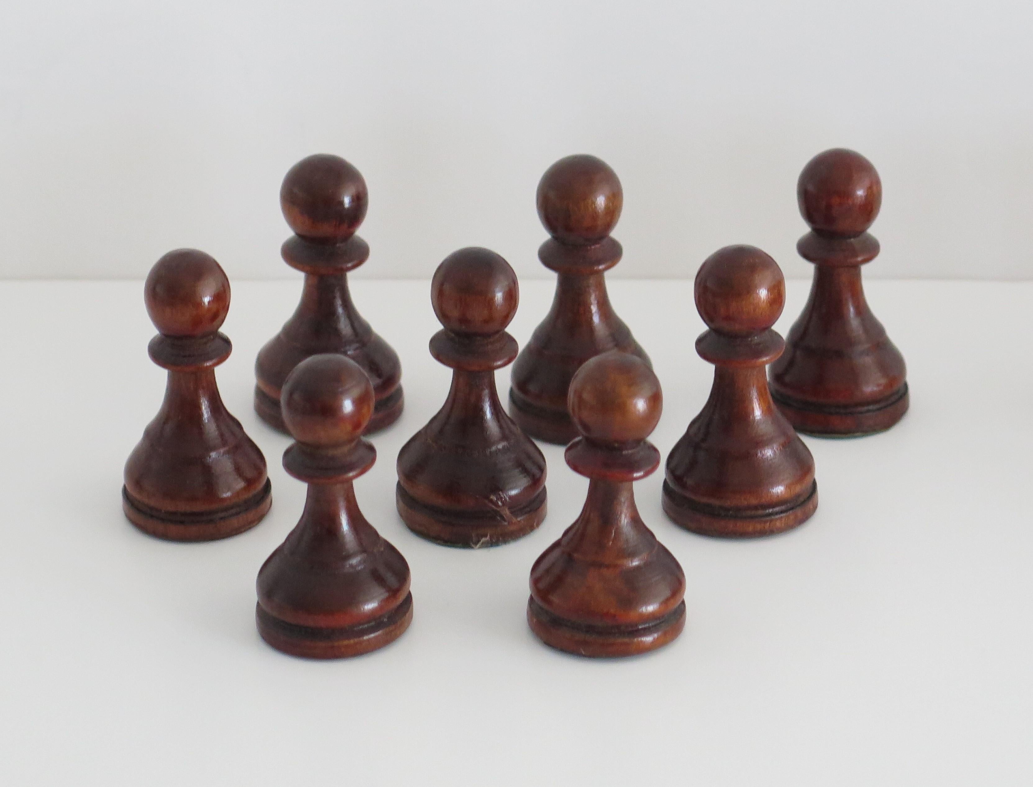 Gewichtiges Schachset aus Holz von John Jaques aus London in Holzschachtel 7cm Kings, ca. 1950 im Angebot 4