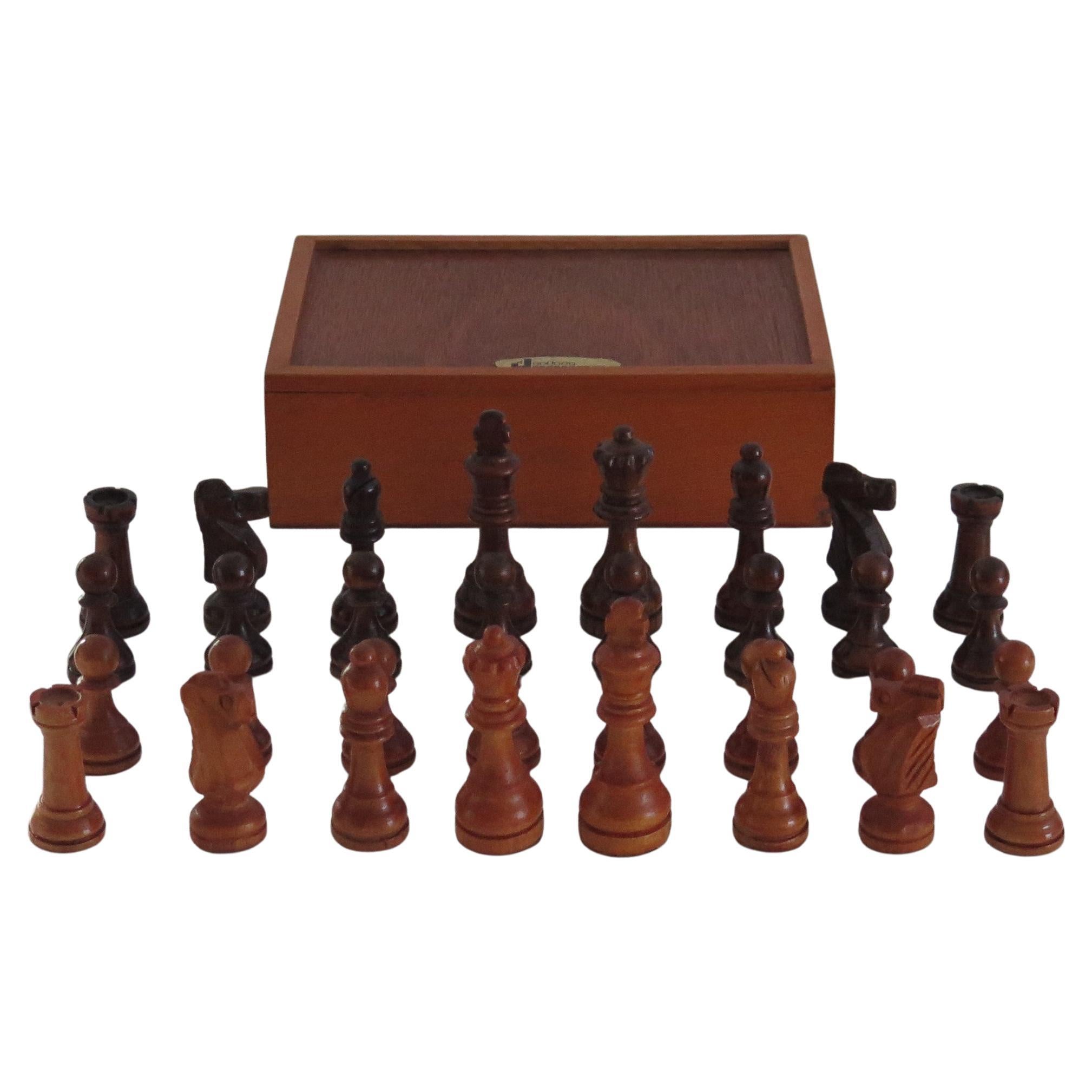 Il s'agit d'un bon et complet jeu d'échecs anglais en bois 