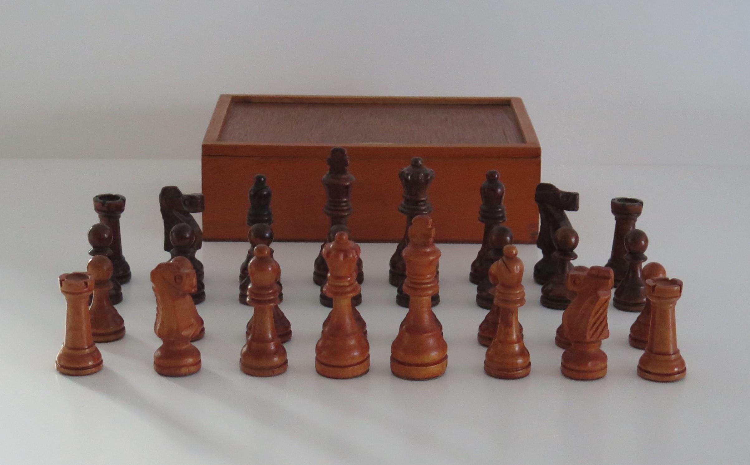 Gewichtiges Schachset aus Holz von John Jaques aus London in Holzschachtel 7cm Kings, ca. 1950 (Moderne der Mitte des Jahrhunderts) im Angebot