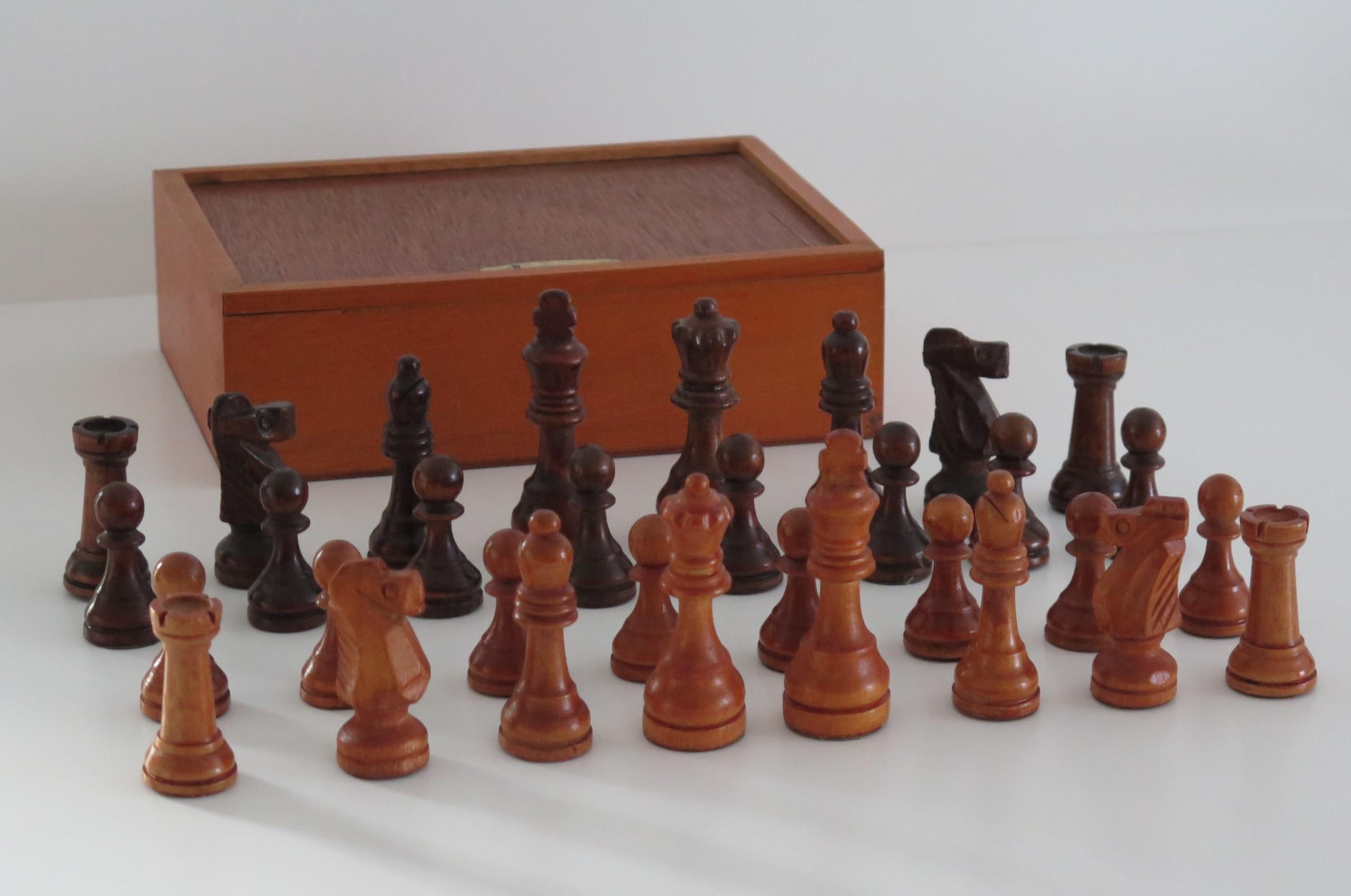 Mid-Century Modern Ensemble d'échecs en bois lesté de John Jaques de Londres dans un coffret en bois Kings, vers 1950  en vente