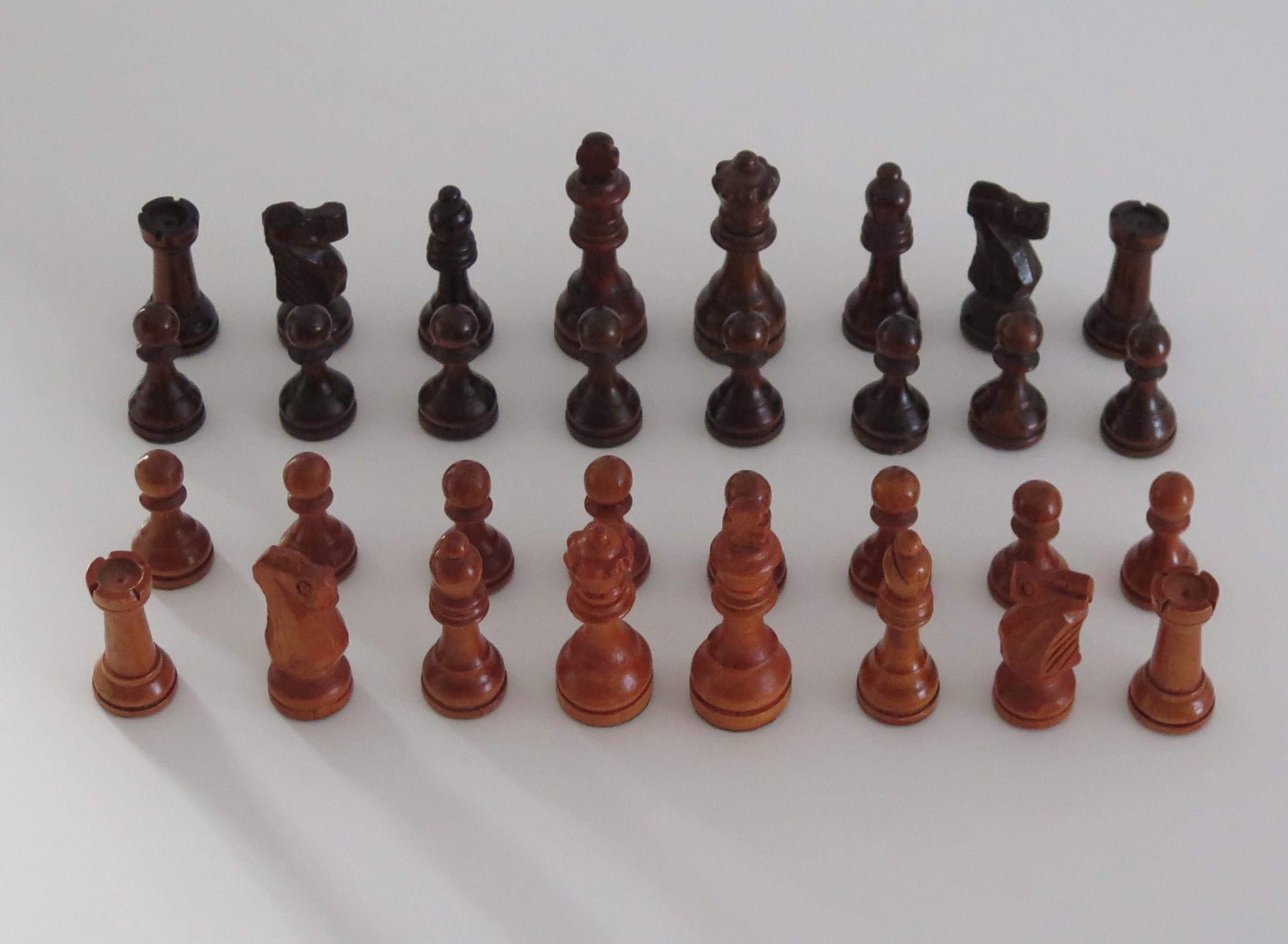 Gewichtiges Schachset aus Holz von John Jaques aus London in Holzschachtel 7cm Kings, ca. 1950 (Handgefertigt) im Angebot
