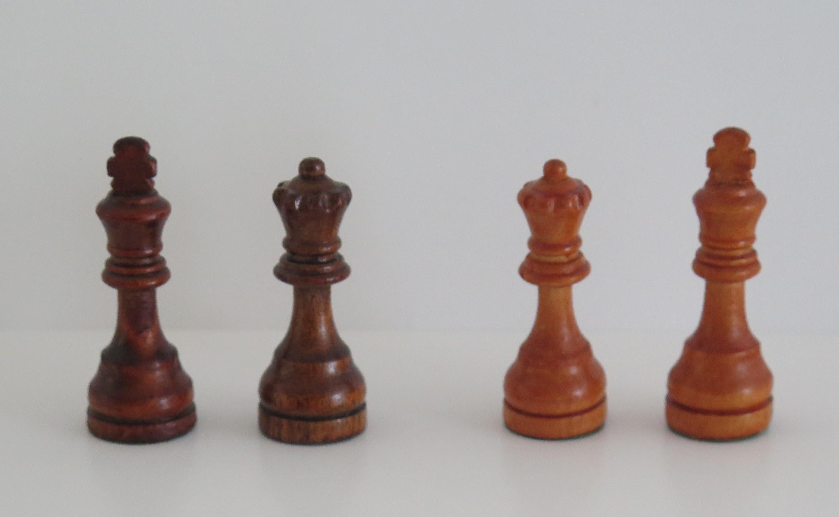 Gewichtiges Schachset aus Holz von John Jaques aus London in Holzschachtel 7cm Kings, ca. 1950 im Zustand „Gut“ im Angebot in Lincoln, Lincolnshire