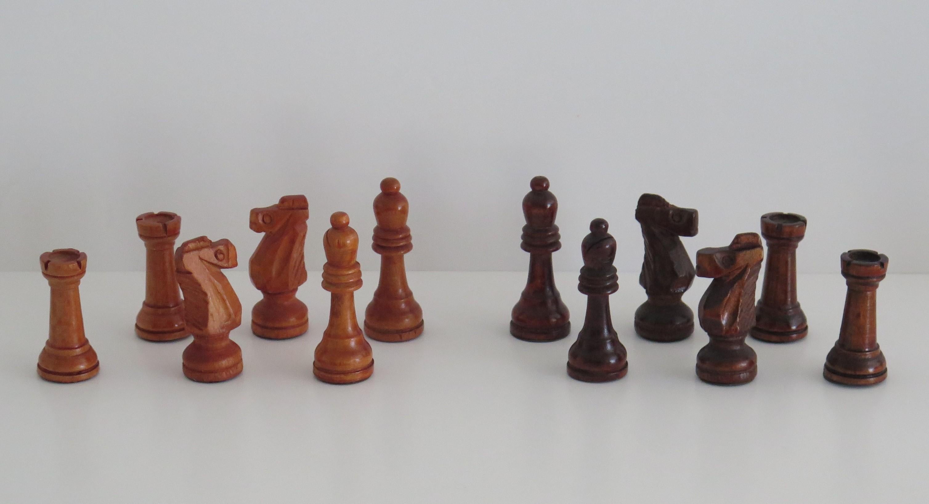 Gewichtiges Schachset aus Holz von John Jaques aus London in Holzschachtel 7cm Kings, ca. 1950 (20. Jahrhundert) im Angebot