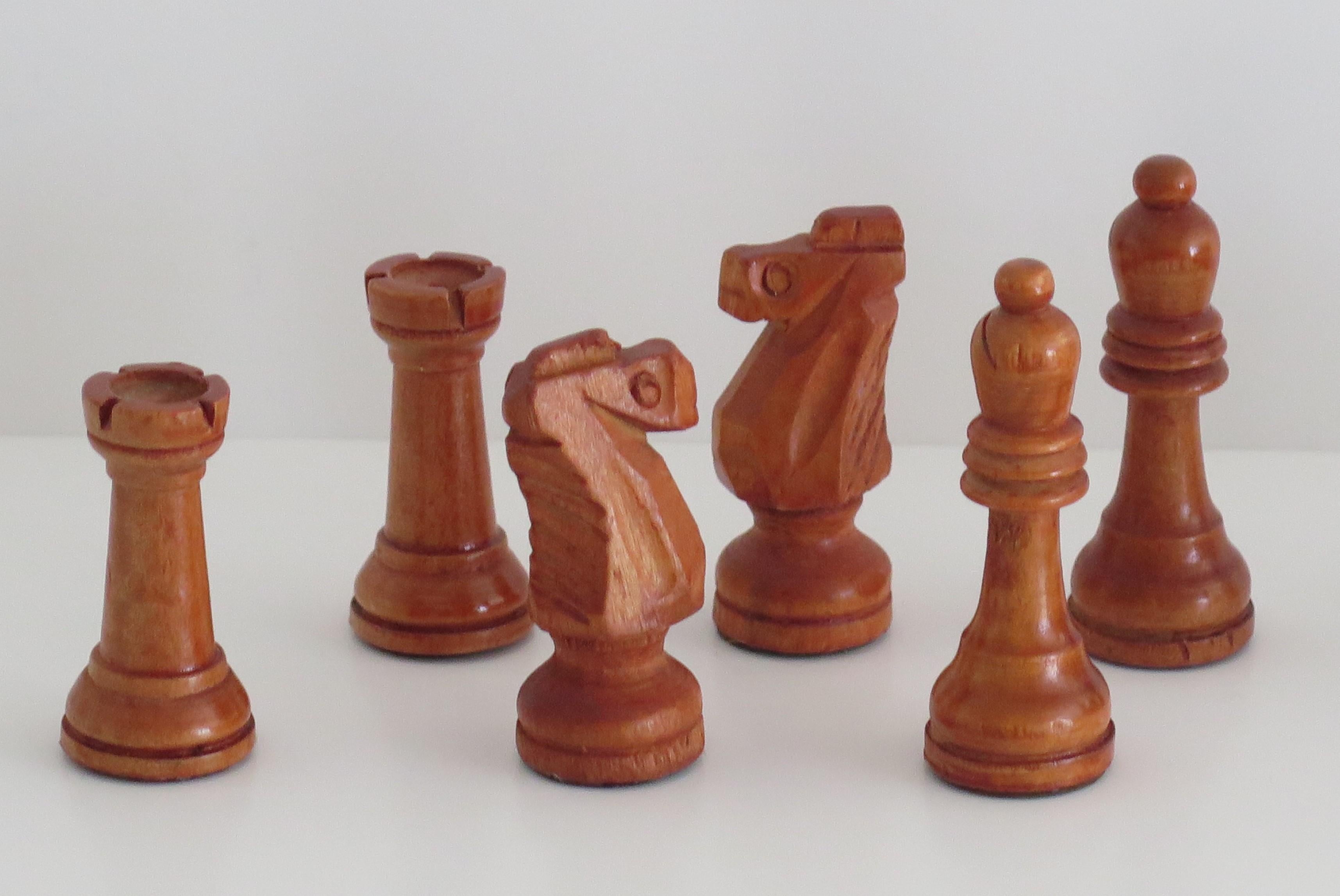 Weighted Wood Chess Set by John Jaques of London in Wood Box Kings, ca 1950  In Good Condition For Sale In Lincoln, Lincolnshire