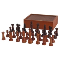 Ensemble d'échecs en bois lesté de John Jaques de Londres dans un coffret en bois Kings, vers 1950 