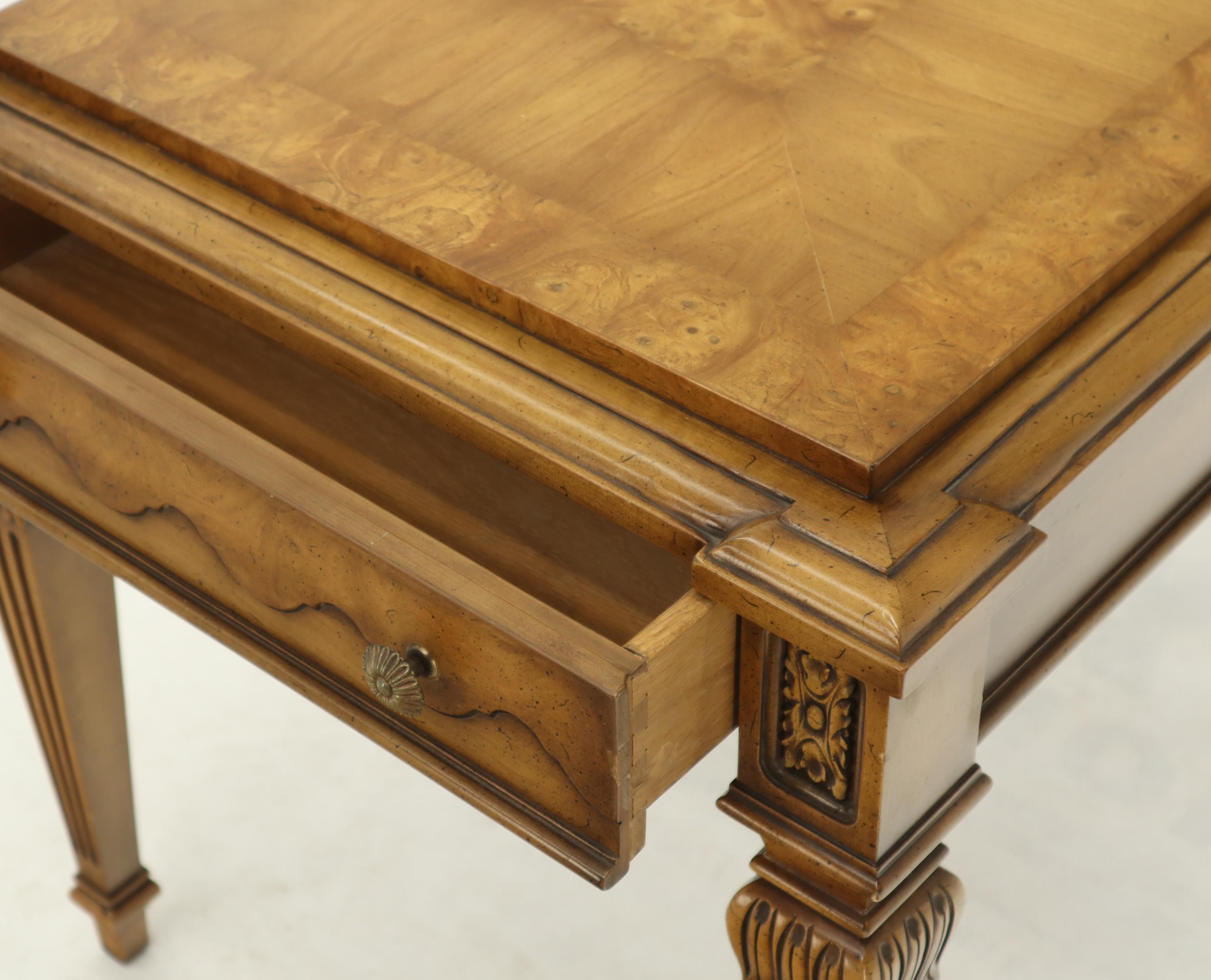 20ième siècle Weiman Table d'appoint rectangulaire à un tiroir avec dessus en Burl Wood Table de nuit en vente