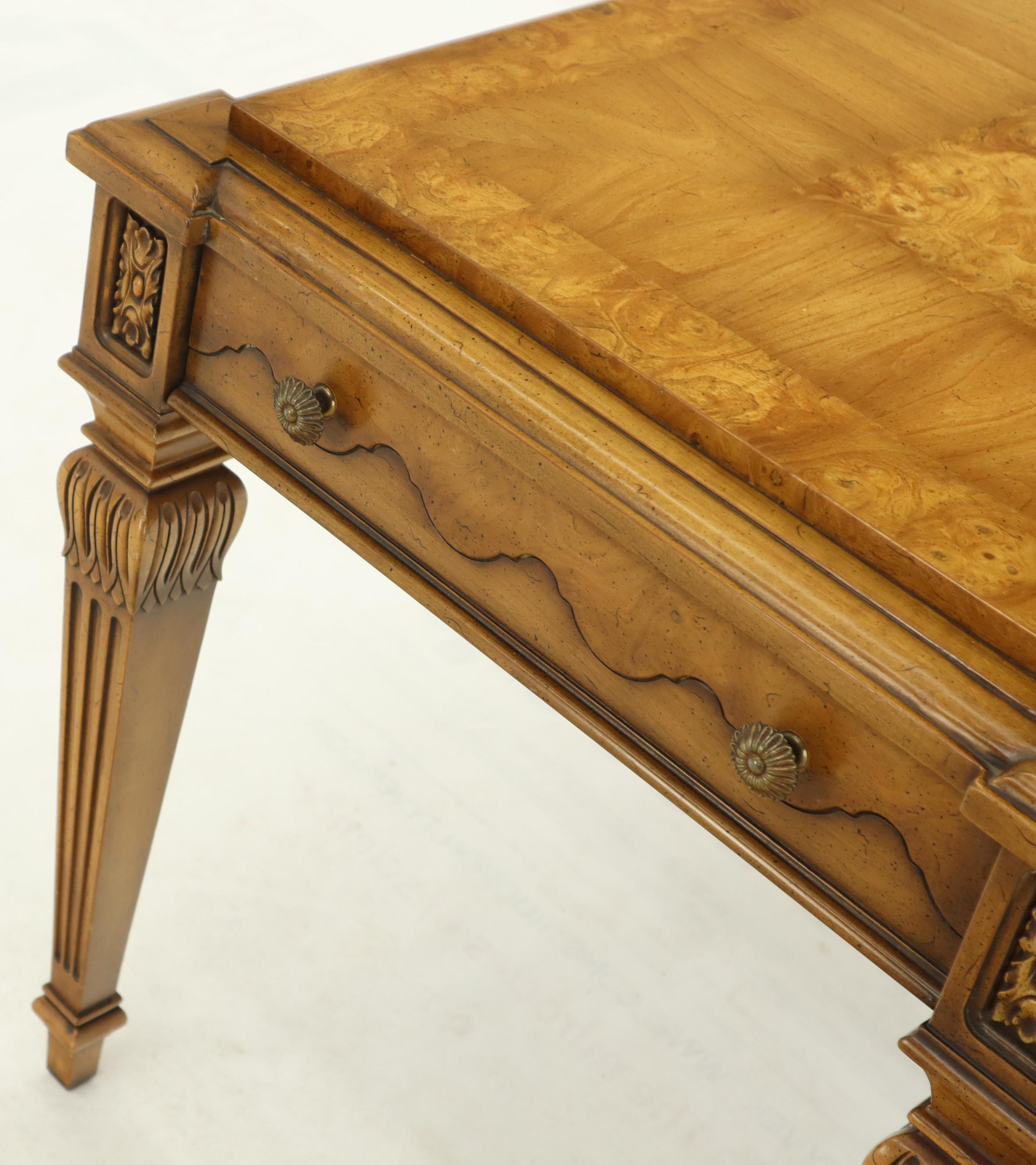 Noyer Weiman Table d'appoint rectangulaire à un tiroir avec dessus en Burl Wood Table de nuit en vente