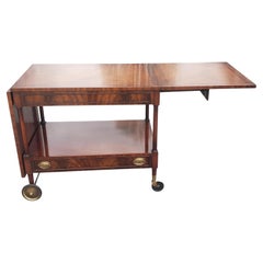 Chariot de service à feuilles tombantes en acajou de style Weiman George III, vers les années 1960