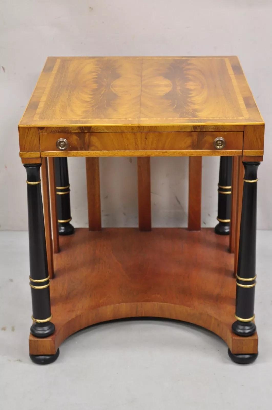 Vintage Weiman Tavolino in mogano fiammato in stile Regency/Empire con colonne nere, intarsi in legno satinato e cassetto a coda di rondine. Circa metà del XX secolo. Misure: 24