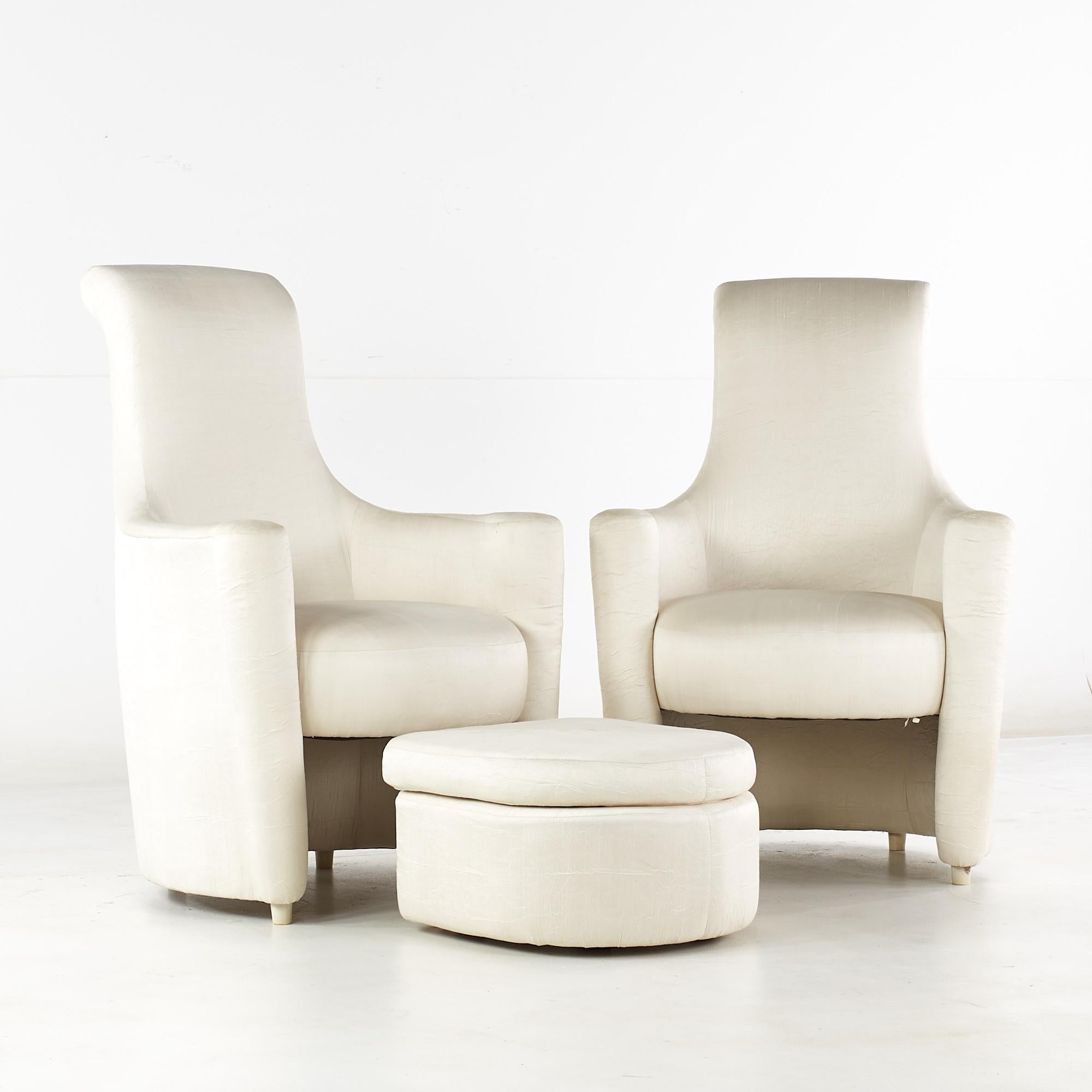 Chaises longues d'appoint à dossier haut et ottomanes de Weiman, datant du milieu du siècle dernier - paire

Chaque chaise mesure : 30 de large x 29 de profond x 43 de haut, avec une hauteur d'assise de 19 pouces et une hauteur d'accoudoir/de