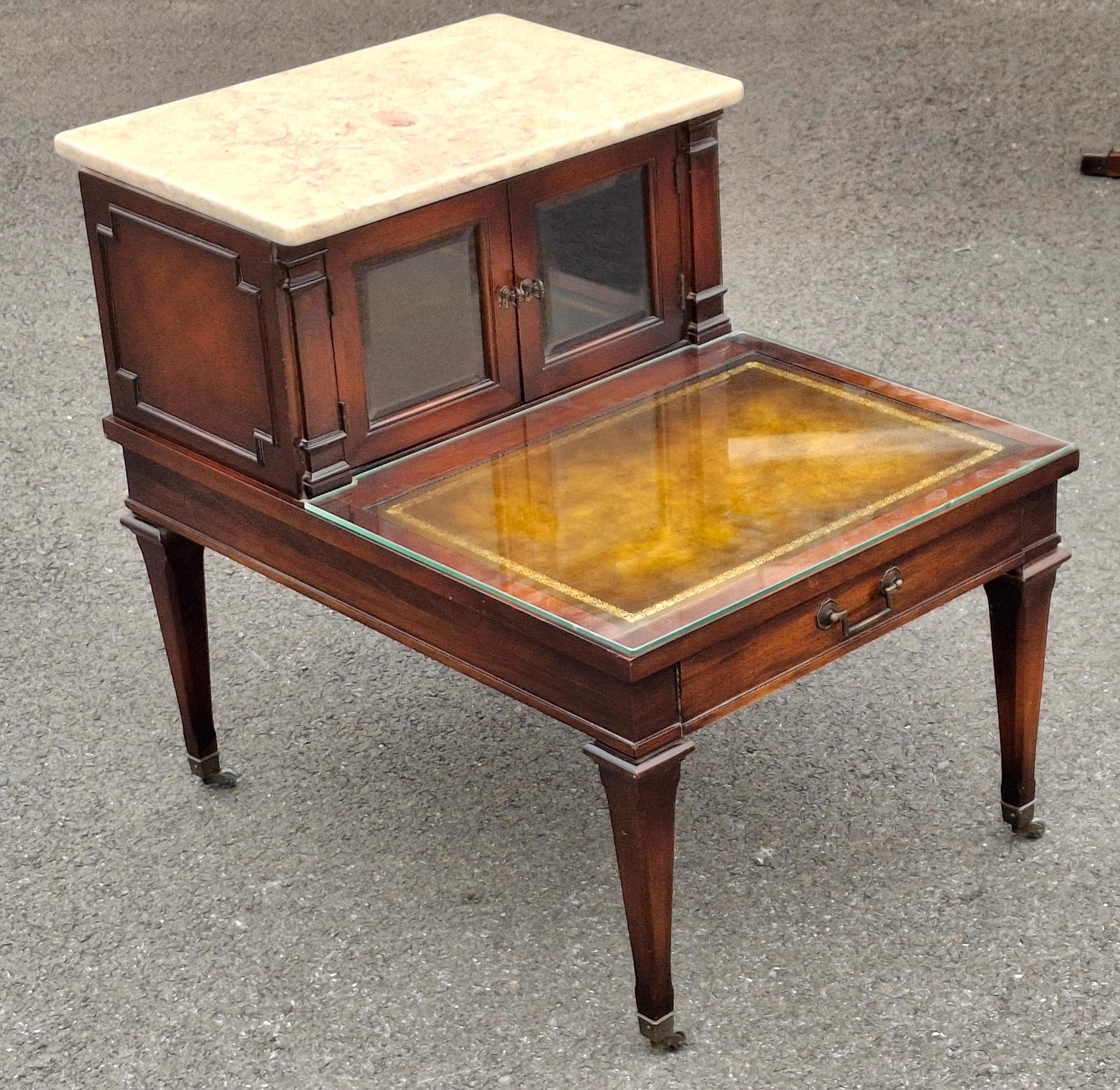 Weiman Table d'appoint du milieu du siècle en acajou avec plateau en marbre et cuir peint au pochoir en vente 2