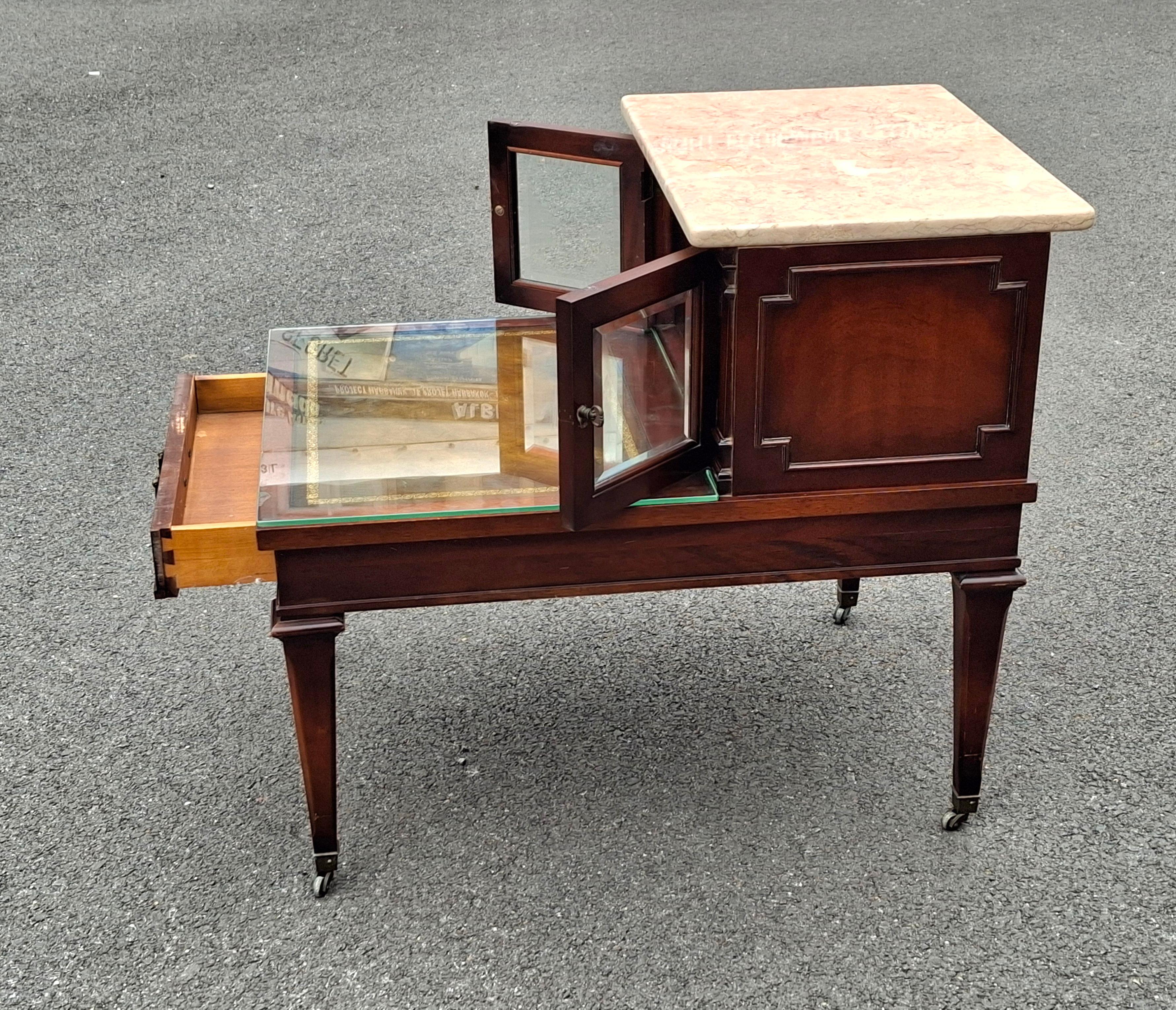 Weiman Table d'appoint du milieu du siècle en acajou avec plateau en marbre et cuir peint au pochoir en vente 3