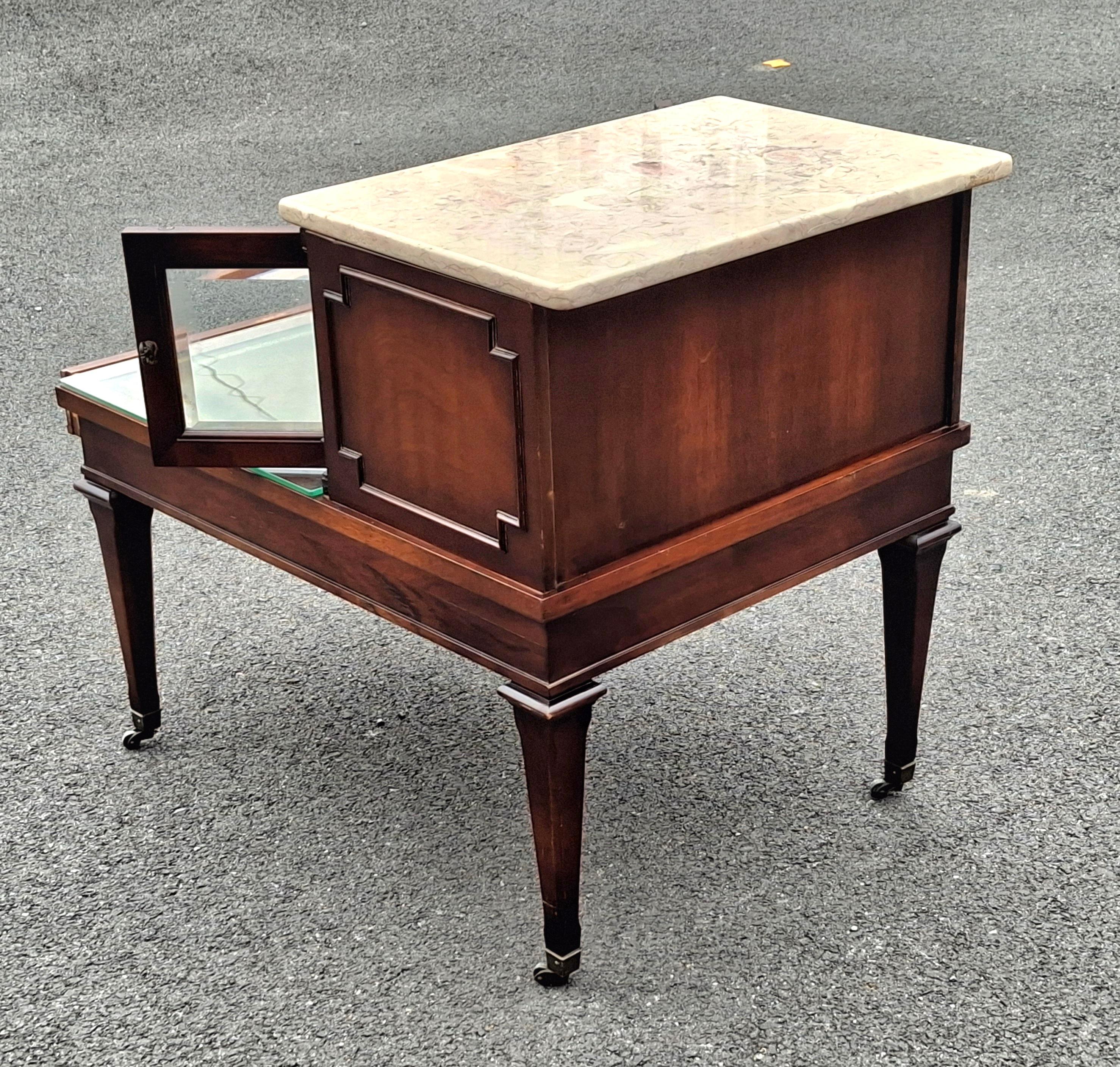 Weiman Table d'appoint du milieu du siècle en acajou avec plateau en marbre et cuir peint au pochoir en vente 4