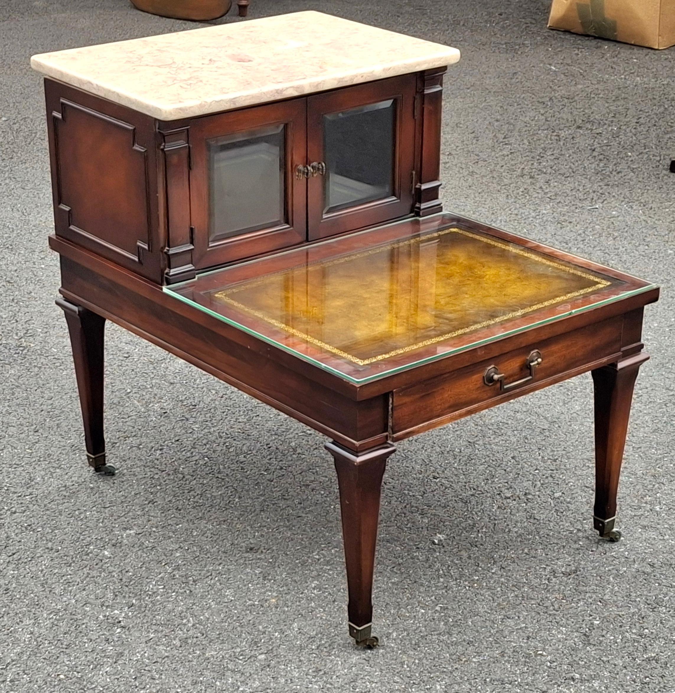 Weiman Table d'appoint du milieu du siècle en acajou avec plateau en marbre et cuir peint au pochoir en vente 5