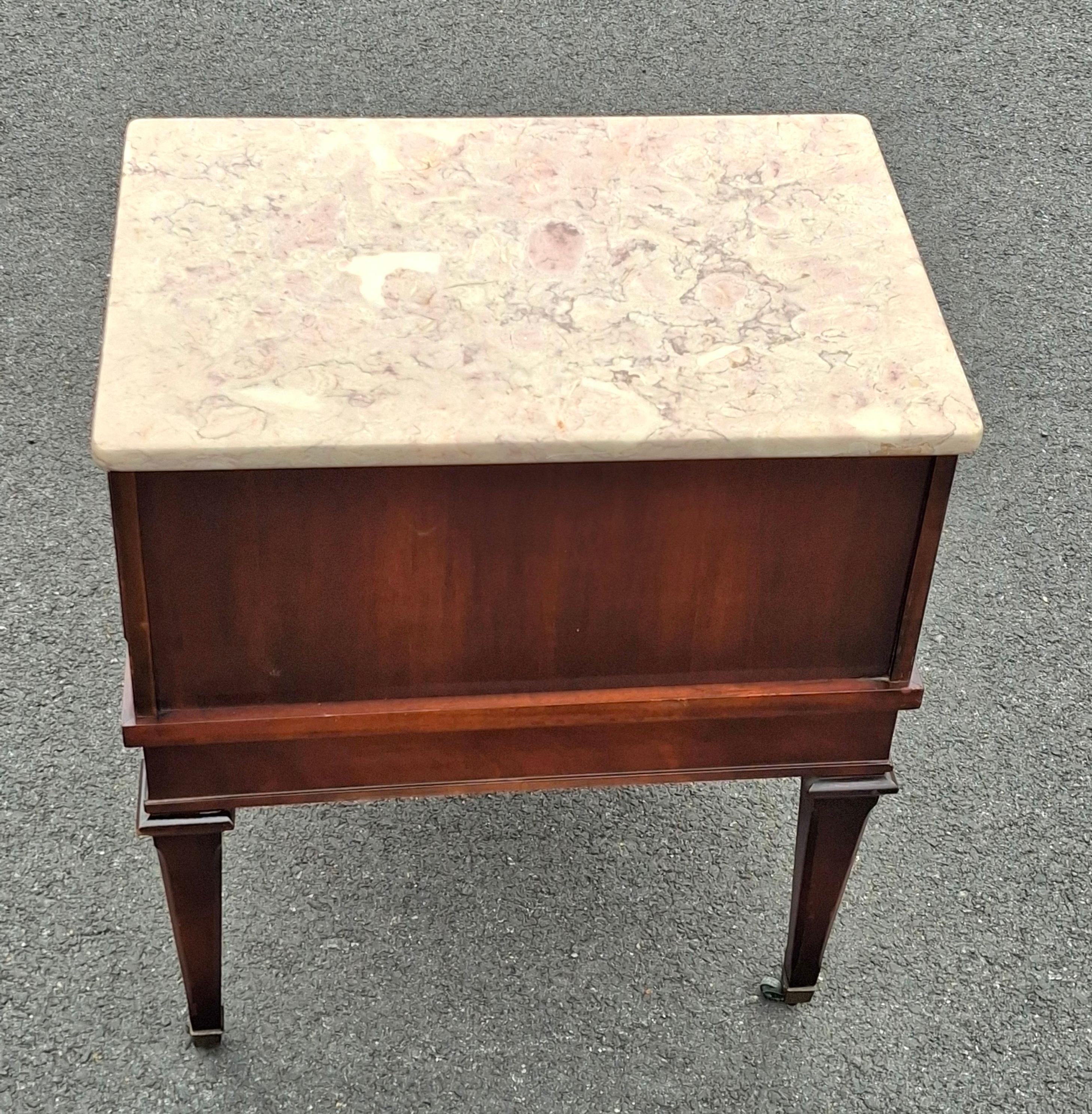 Weiman Table d'appoint du milieu du siècle en acajou avec plateau en marbre et cuir peint au pochoir en vente 6