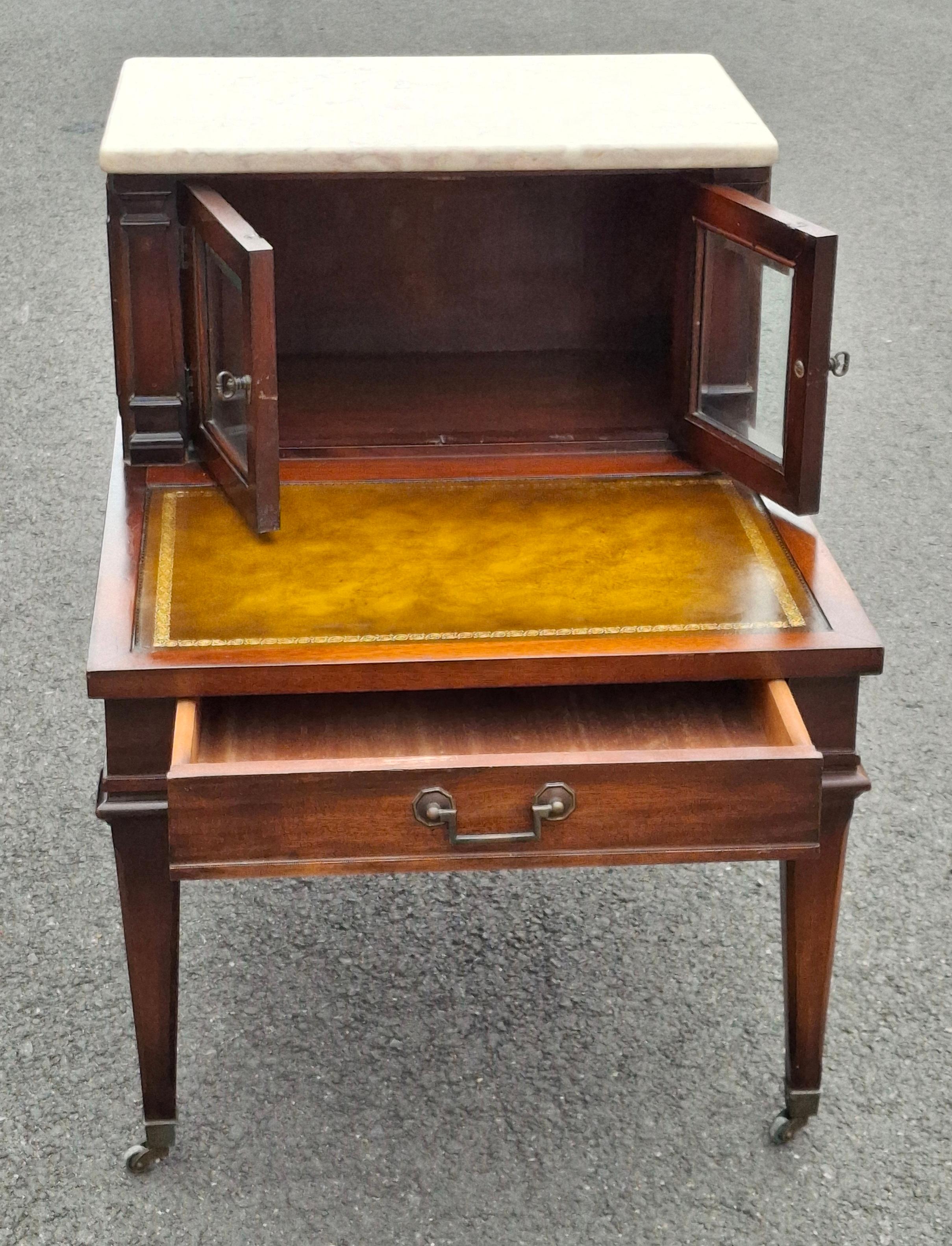 Weiman Table d'appoint du milieu du siècle en acajou avec plateau en marbre et cuir peint au pochoir en vente 8