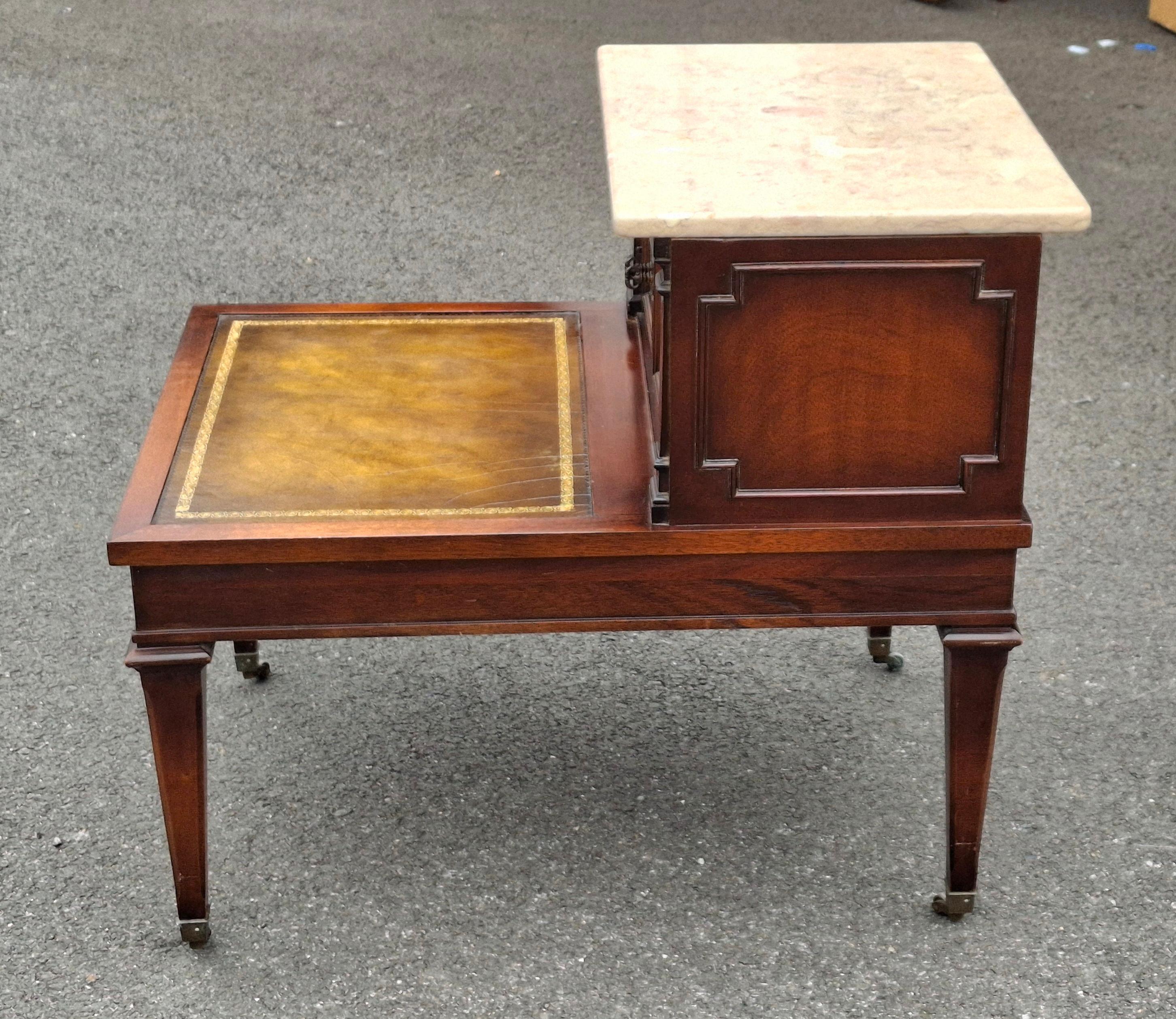 Weiman Table d'appoint du milieu du siècle en acajou avec plateau en marbre et cuir peint au pochoir en vente 9