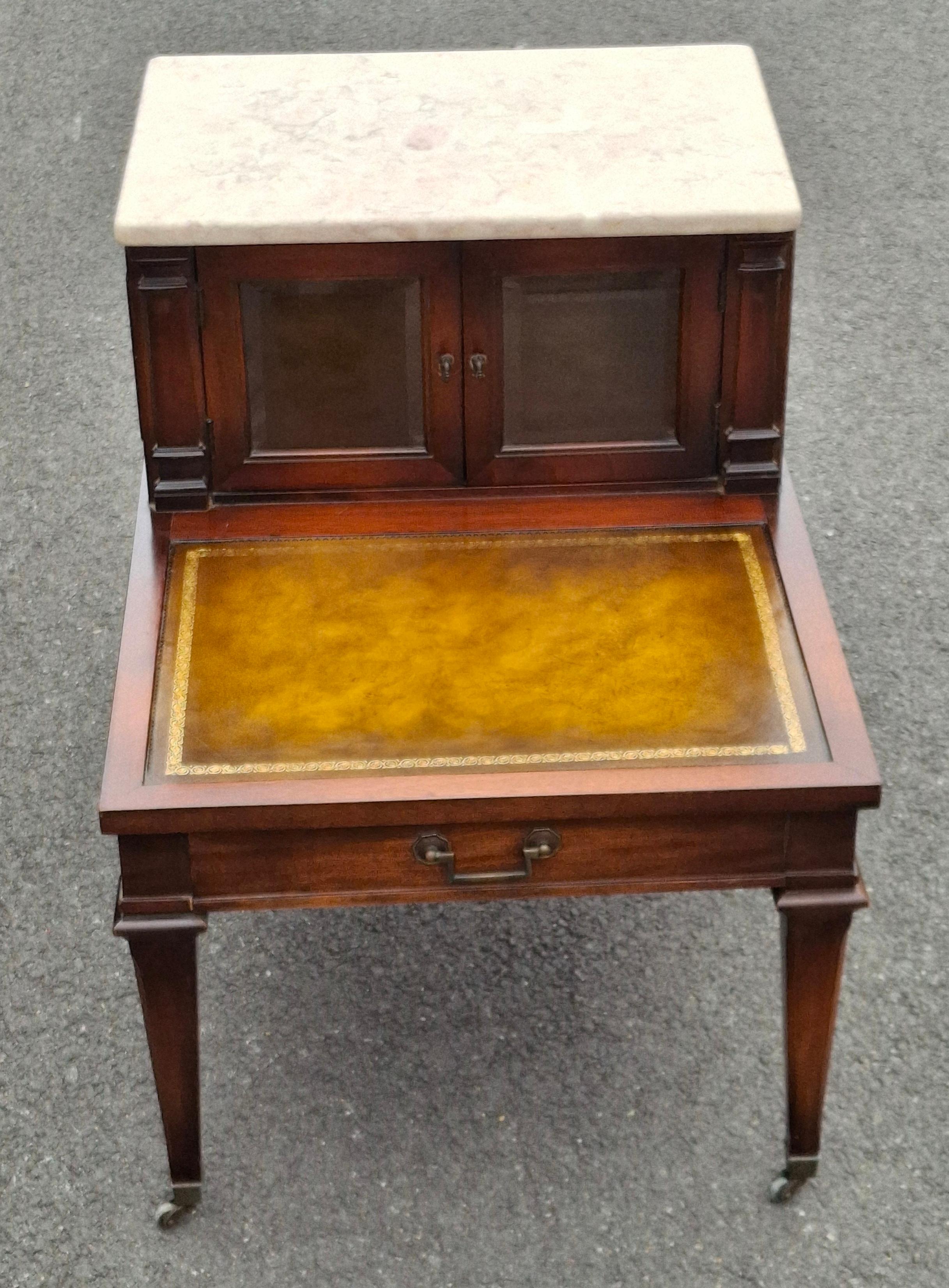 Regency Weiman Table d'appoint du milieu du siècle en acajou avec plateau en marbre et cuir peint au pochoir en vente