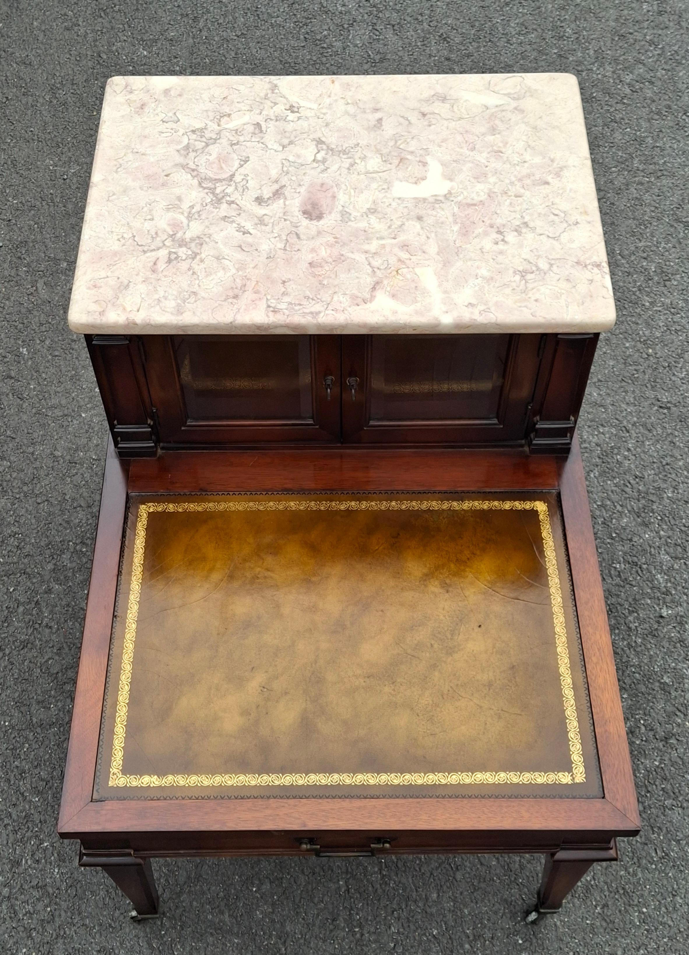 Américain Weiman Table d'appoint du milieu du siècle en acajou avec plateau en marbre et cuir peint au pochoir en vente