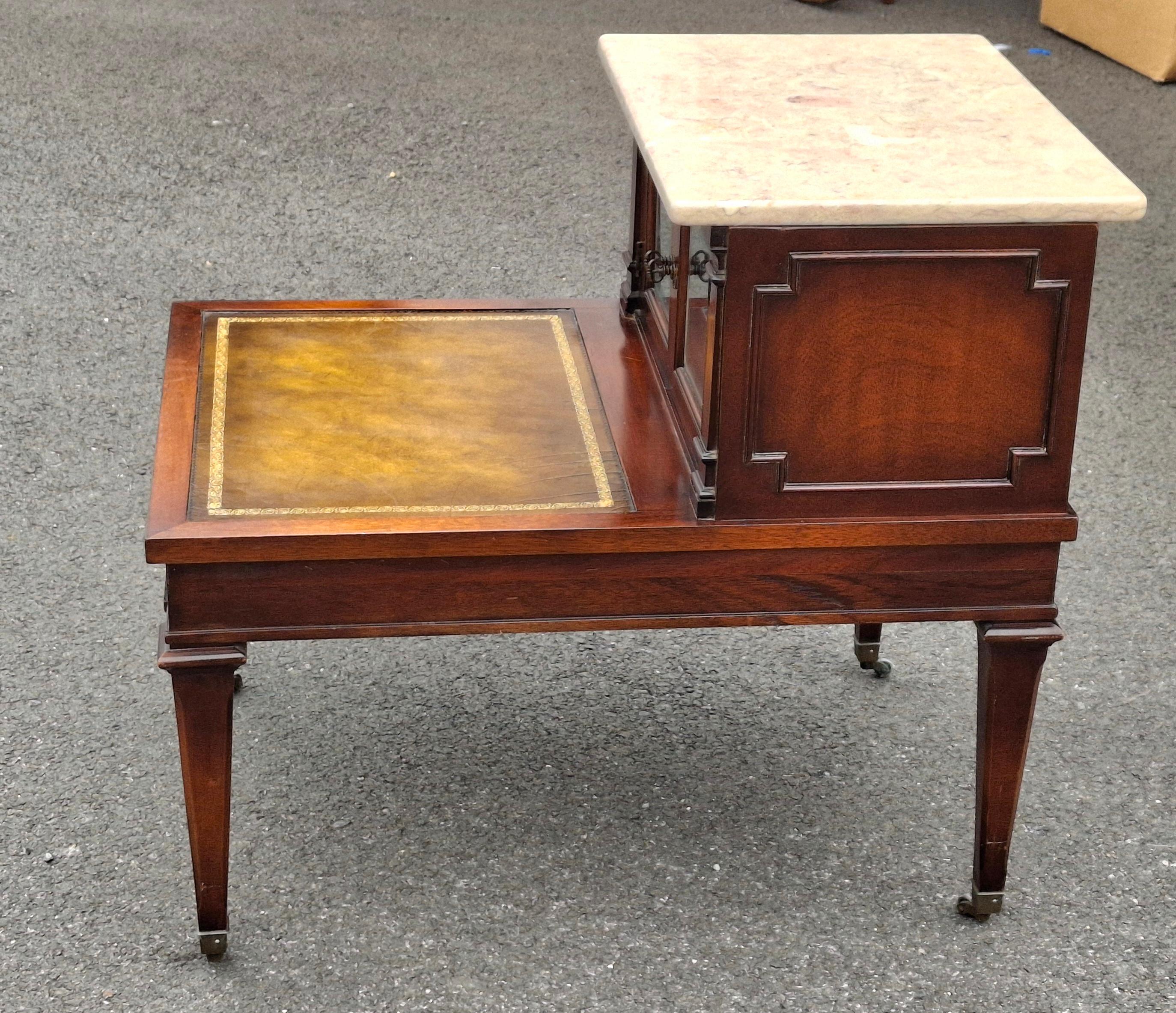 Tacheté Weiman Table d'appoint du milieu du siècle en acajou avec plateau en marbre et cuir peint au pochoir en vente