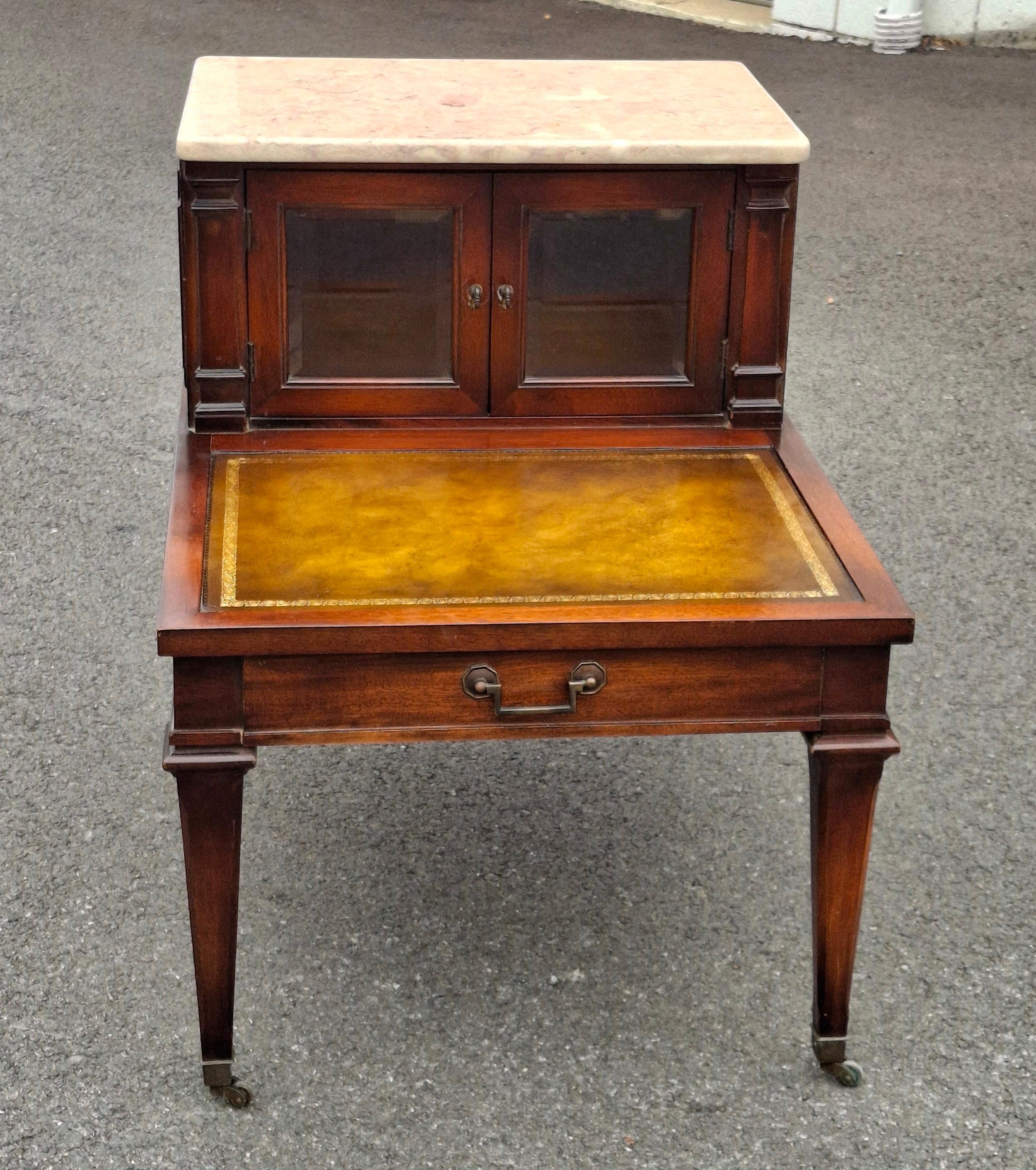 20ième siècle Weiman Table d'appoint du milieu du siècle en acajou avec plateau en marbre et cuir peint au pochoir en vente