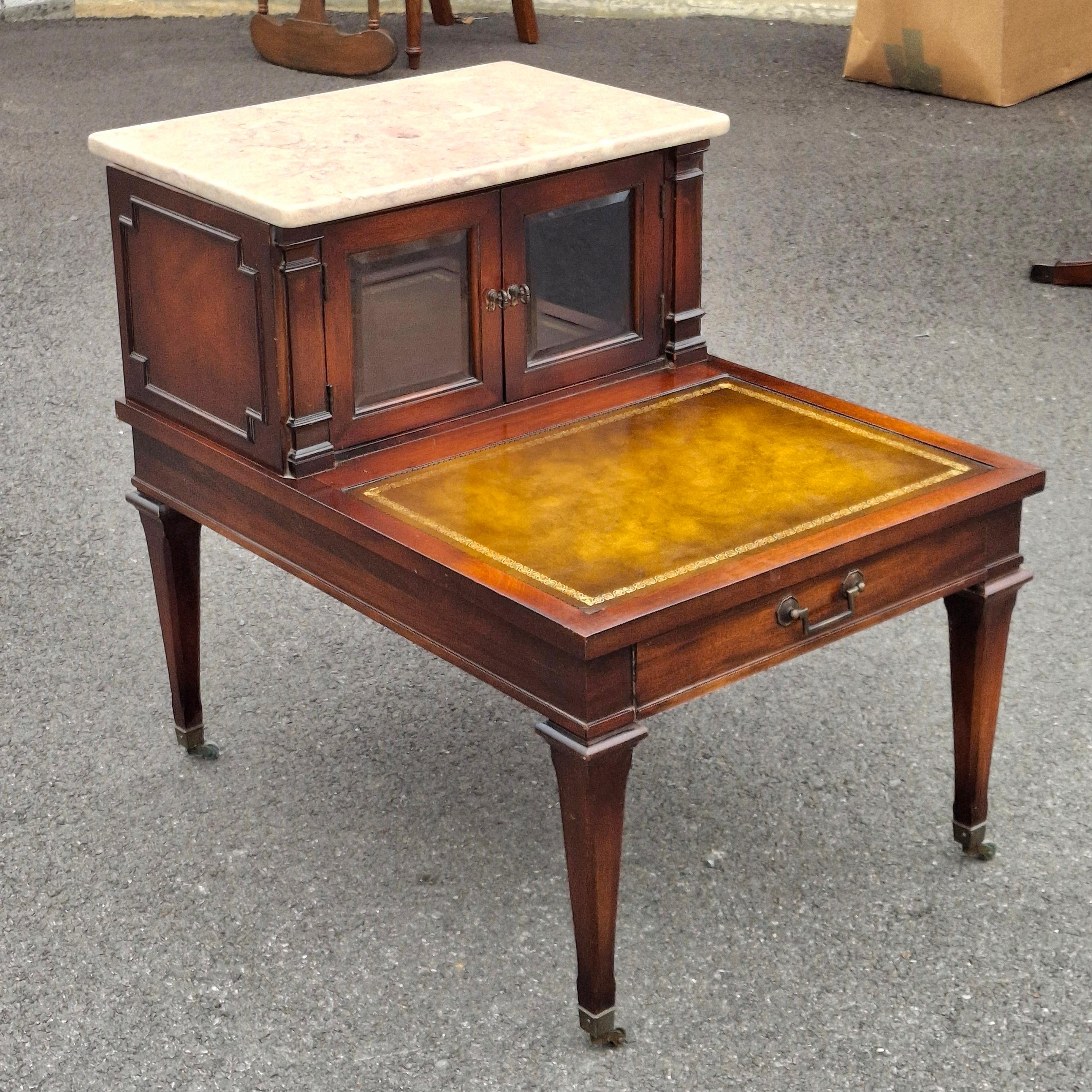 Laiton Weiman Table d'appoint du milieu du siècle en acajou avec plateau en marbre et cuir peint au pochoir en vente