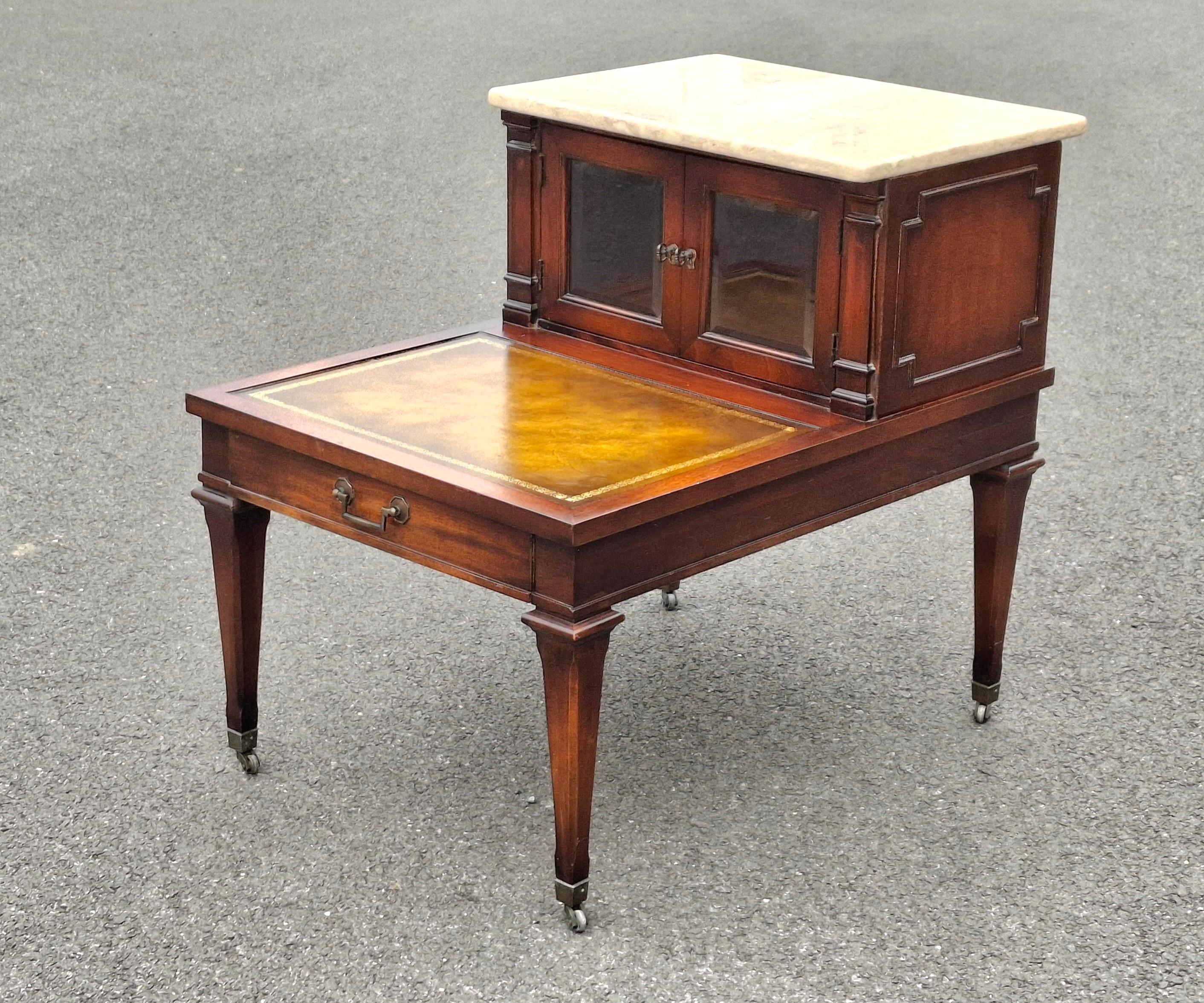 Weiman Table d'appoint du milieu du siècle en acajou avec plateau en marbre et cuir peint au pochoir en vente 1