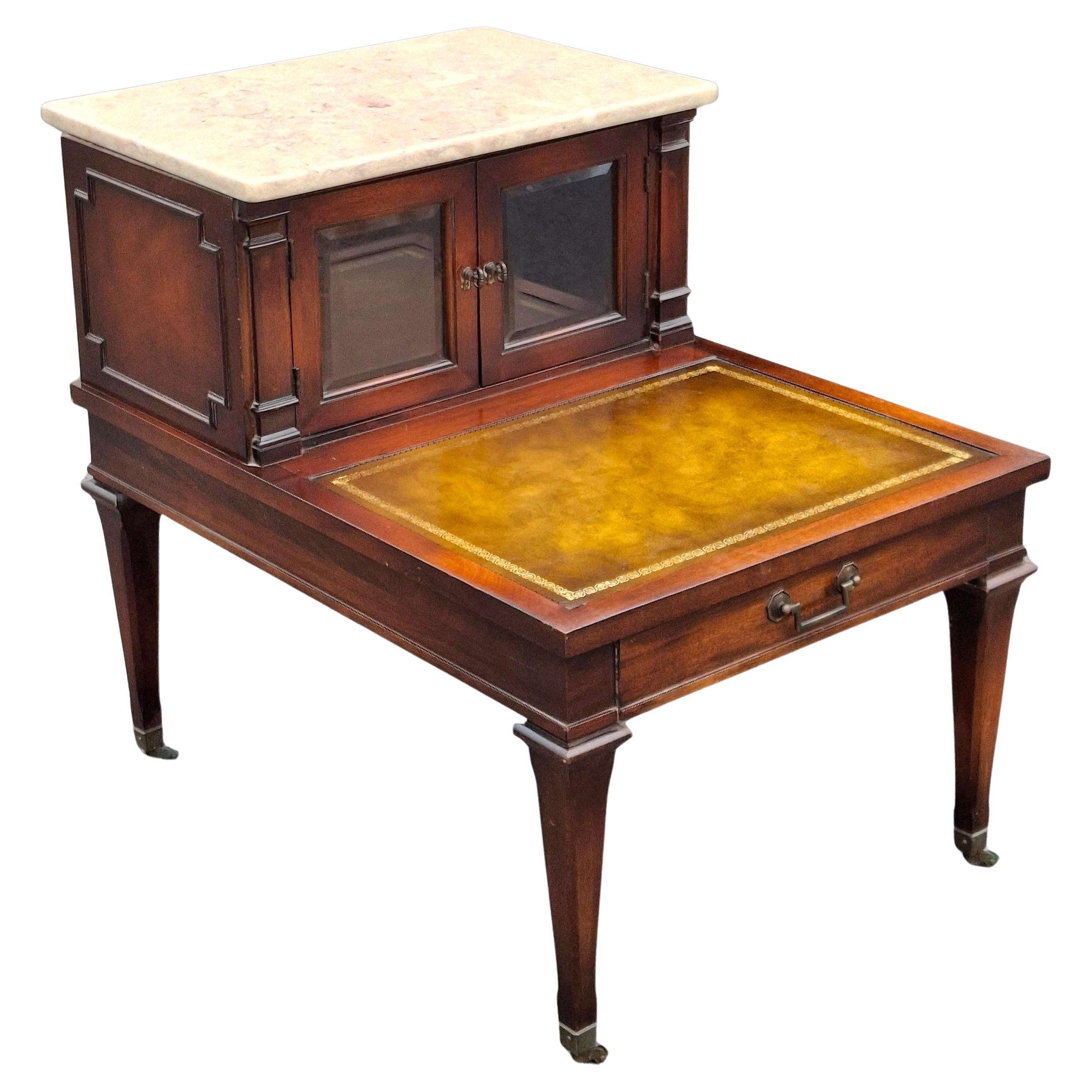 Weiman Table d'appoint du milieu du siècle en acajou avec plateau en marbre et cuir peint au pochoir