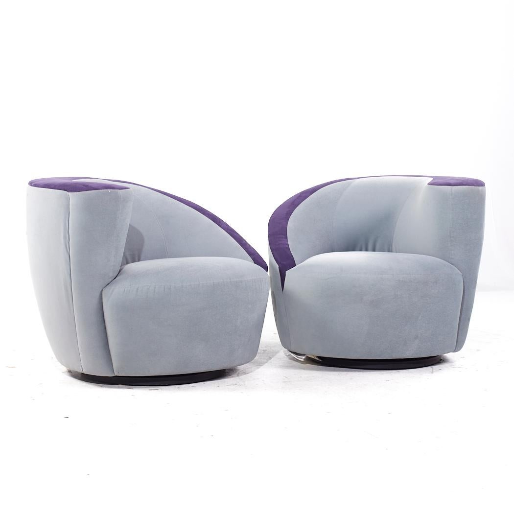 Paire de chaises pivotantes postmodernes Weiman Nautilus

Chaque fauteuil pivotant mesure : 35 de large x 35 de profond x 28,75 de haut, avec une hauteur d'assise de 17,5 et une hauteur d'accoudoir/d'espace libre de 17,5 augmentant progressivement