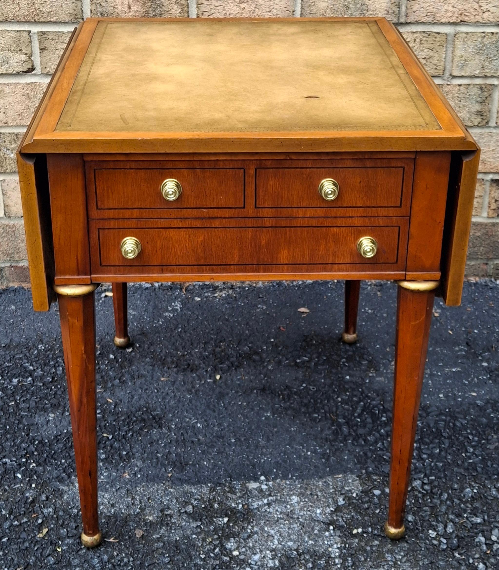 Ein Weiman Furniture Neoklassischen Stil Mahagoni und Zuckerguss Leder Top Dropleaf Beistelltisch mit Giltwood Akzente.
 Maße: 21,5