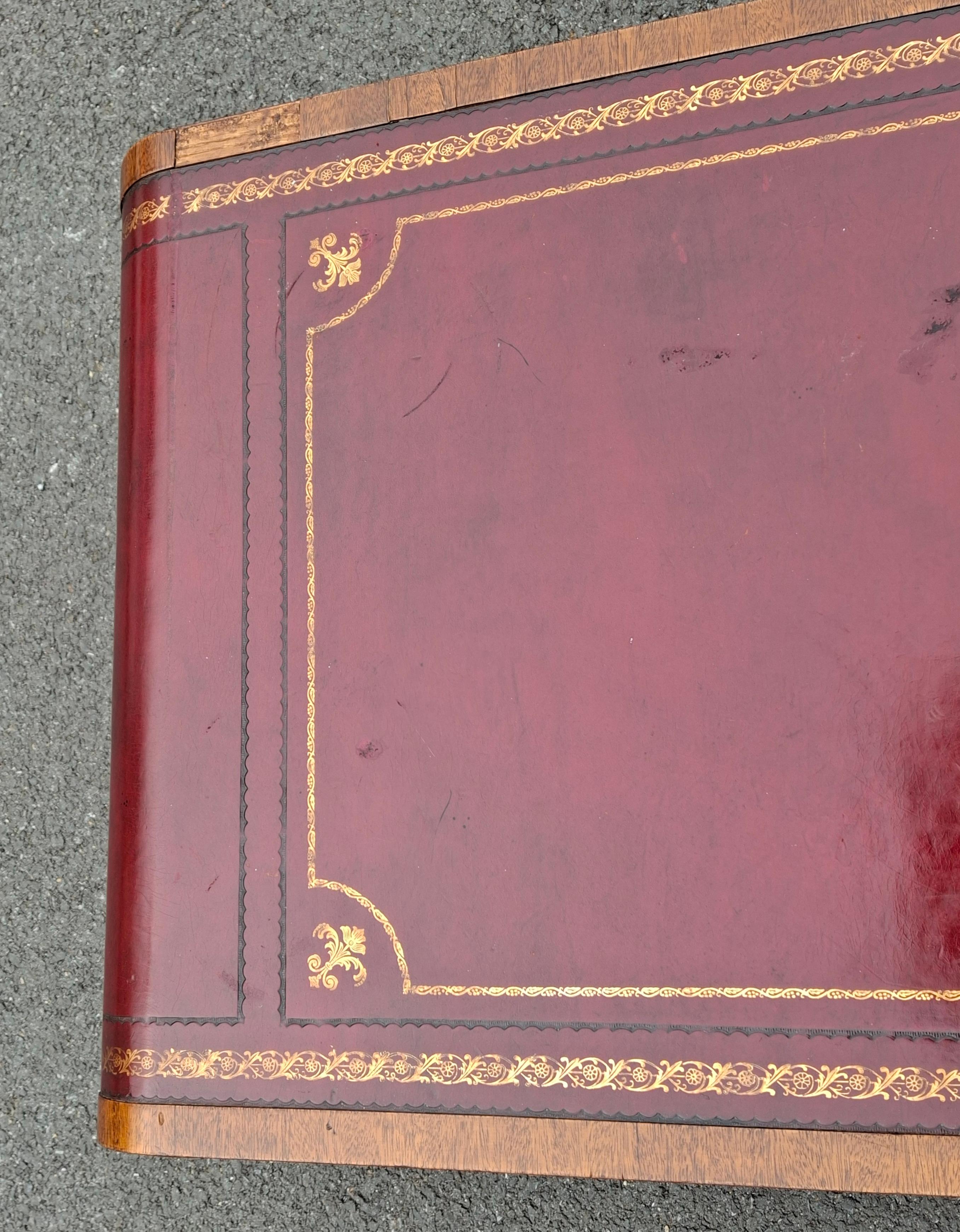 Table basse en forme de volute à plateau en acajou flammé et cuir estampé Weiman Regency en vente 4