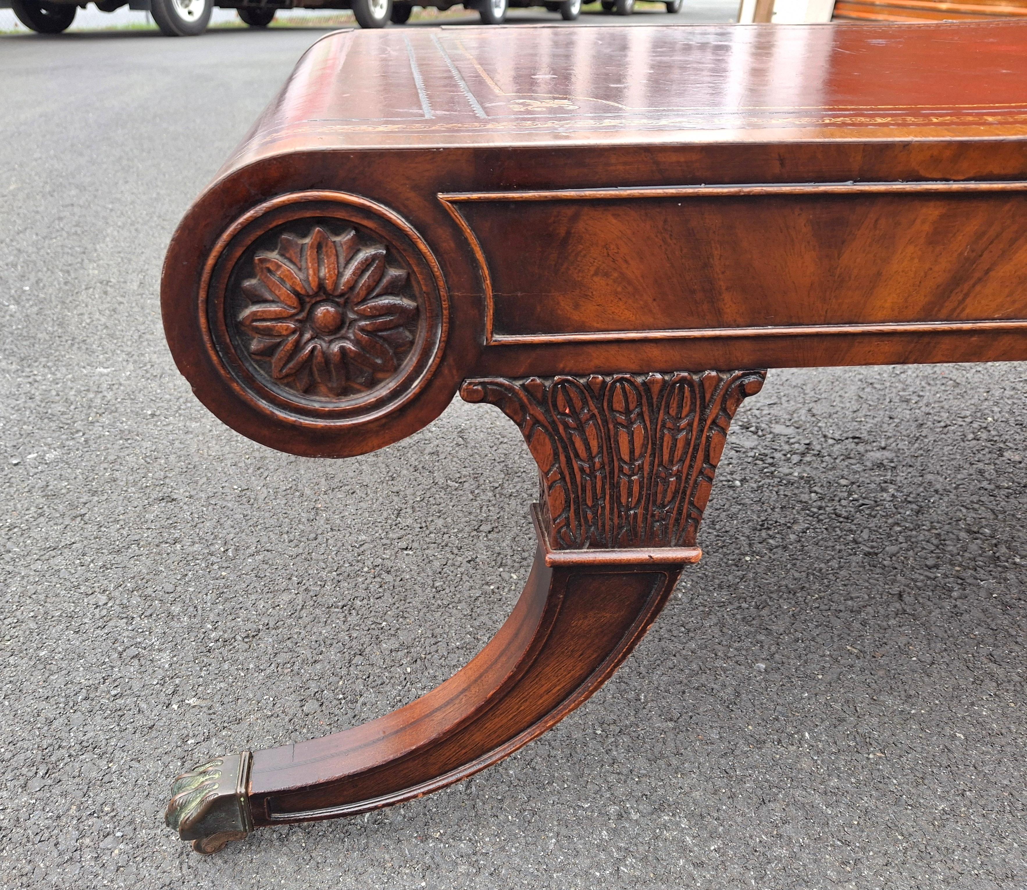 Table basse en forme de volute à plateau en acajou flammé et cuir estampé Weiman Regency en vente 7