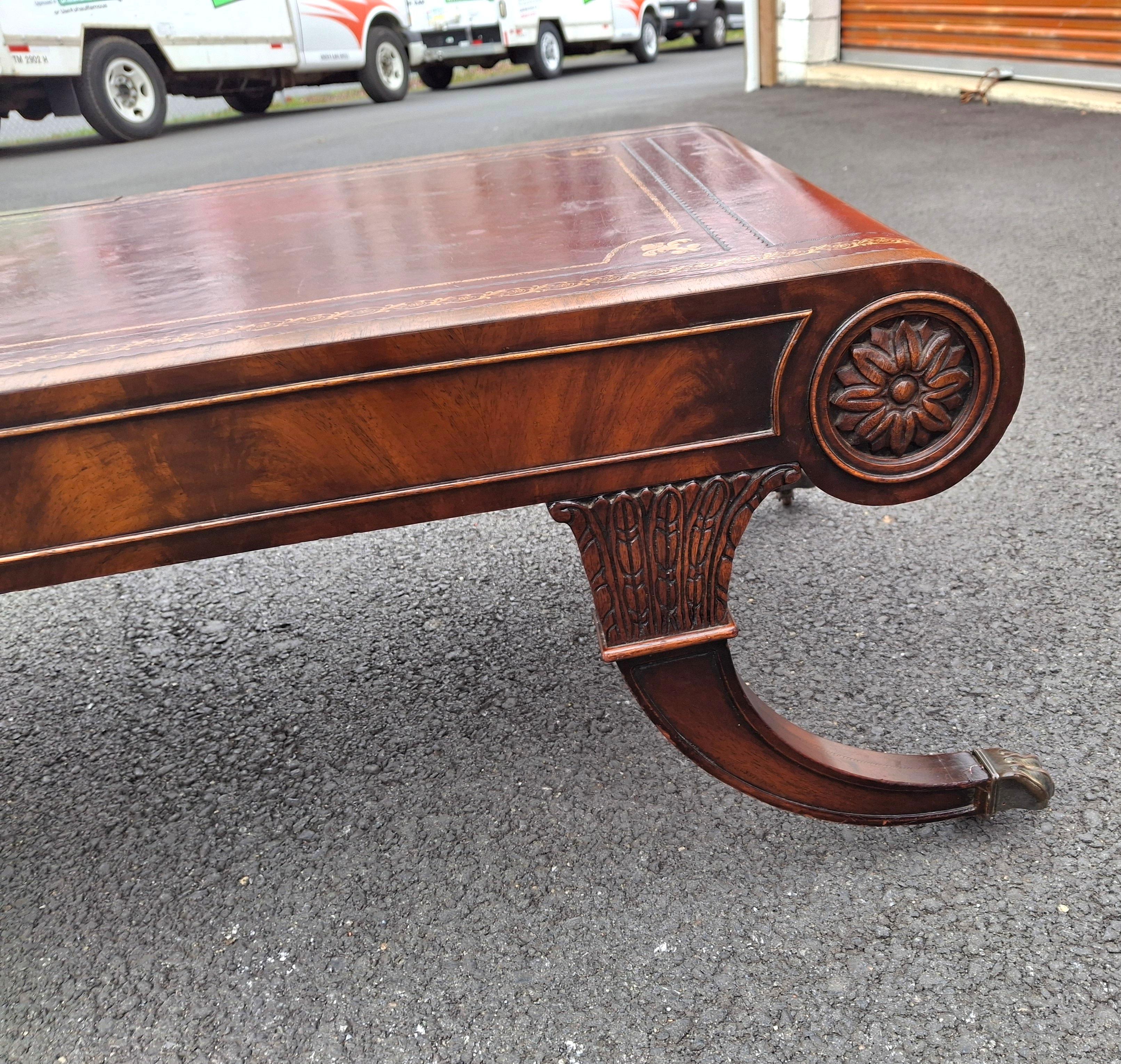 Table basse en forme de volute à plateau en acajou flammé et cuir estampé Weiman Regency en vente 8