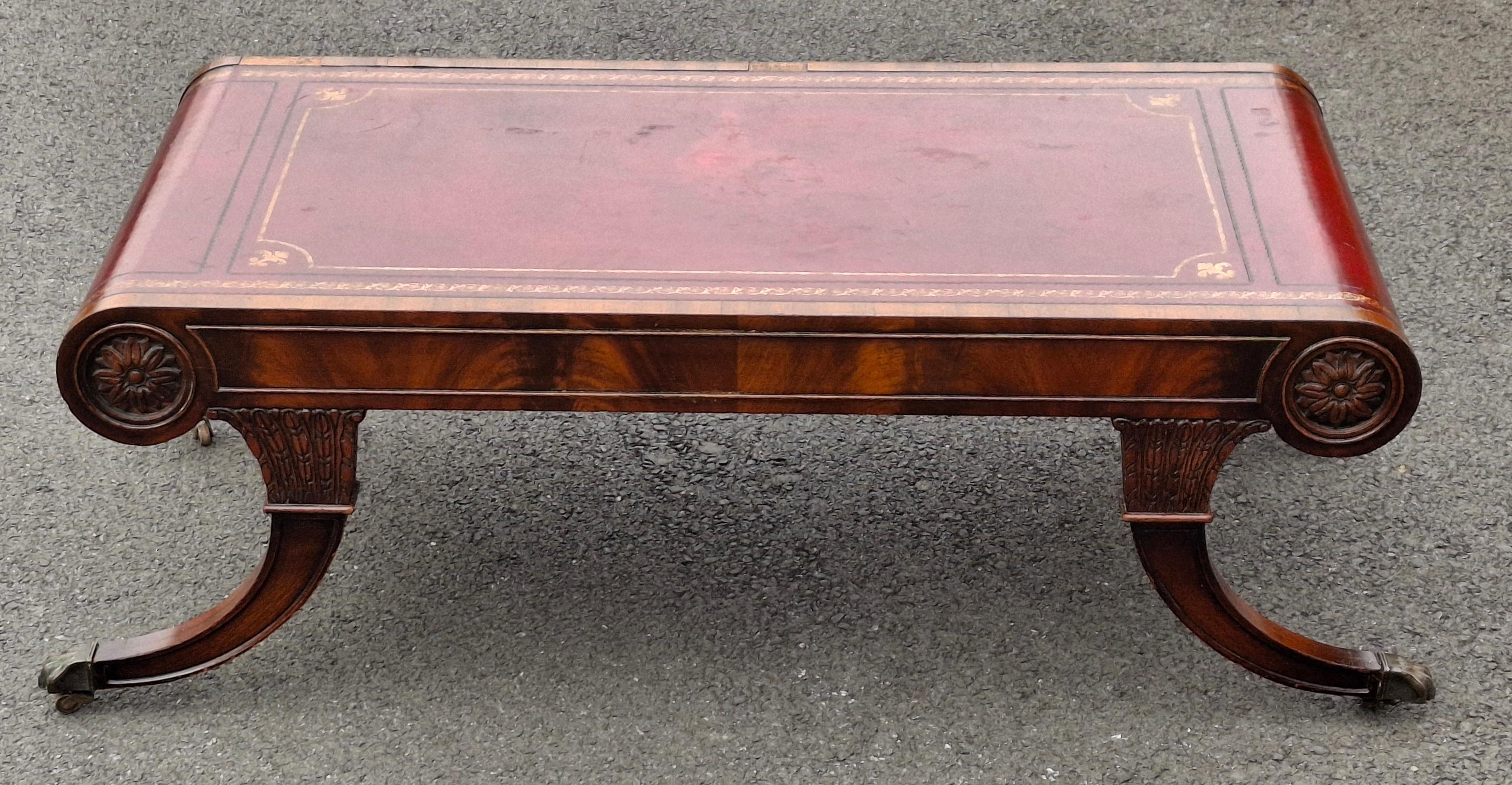 Américain Table basse en forme de volute à plateau en acajou flammé et cuir estampé Weiman Regency en vente
