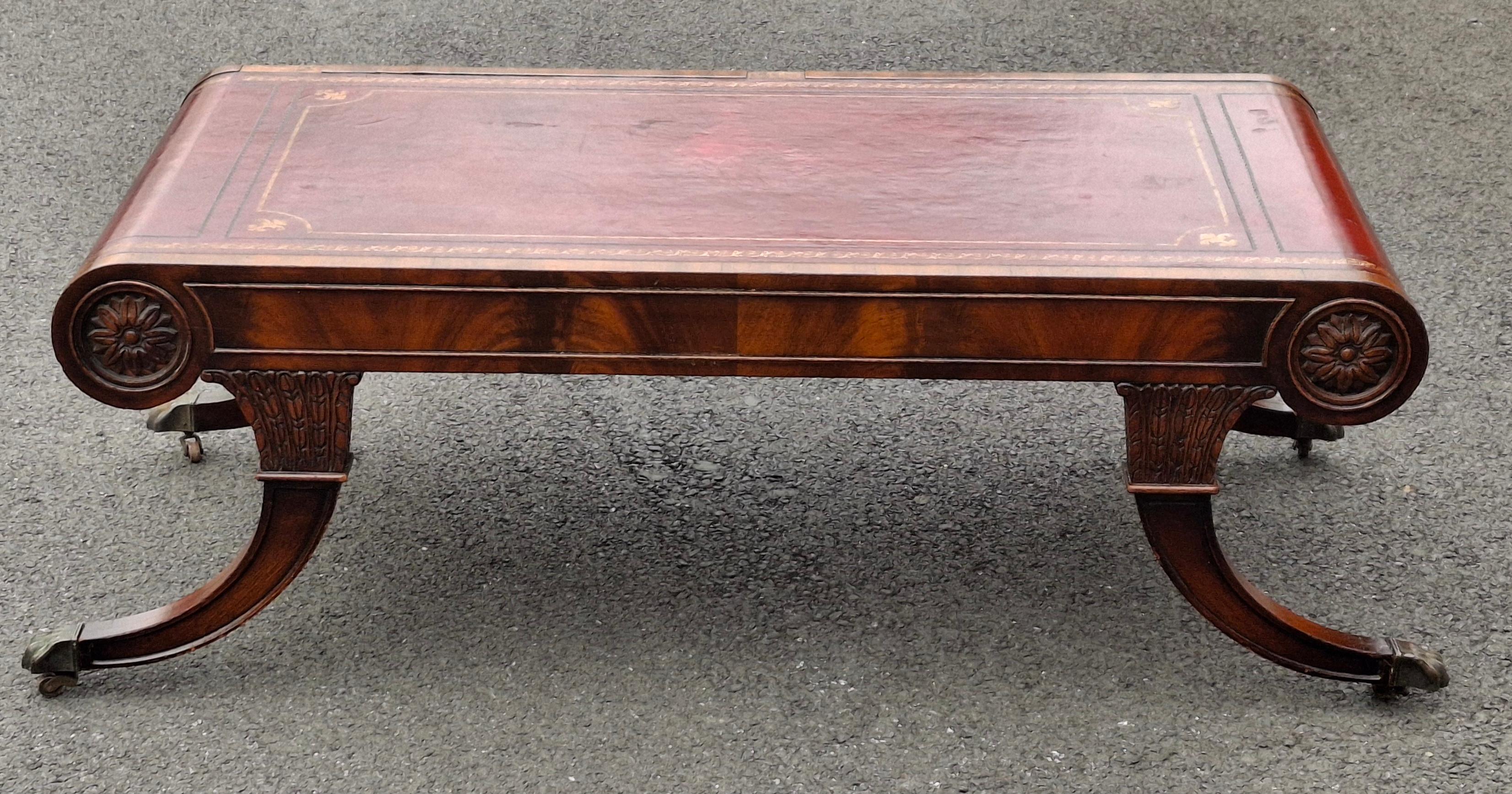 Sculpté Table basse en forme de volute �à plateau en acajou flammé et cuir estampé Weiman Regency en vente