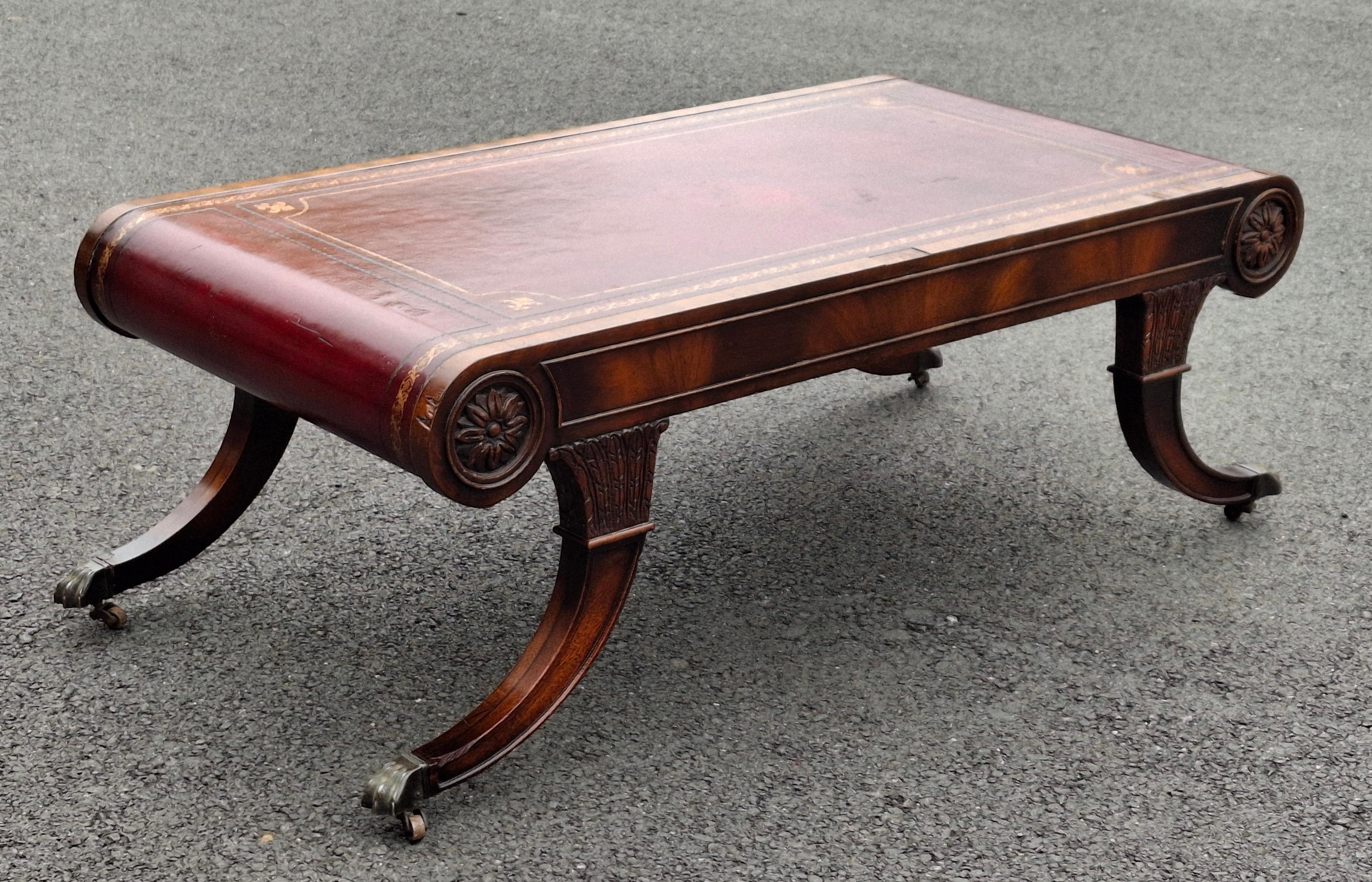 Table basse en forme de volute à plateau en acajou flammé et cuir estampé Weiman Regency Bon état - En vente à Germantown, MD