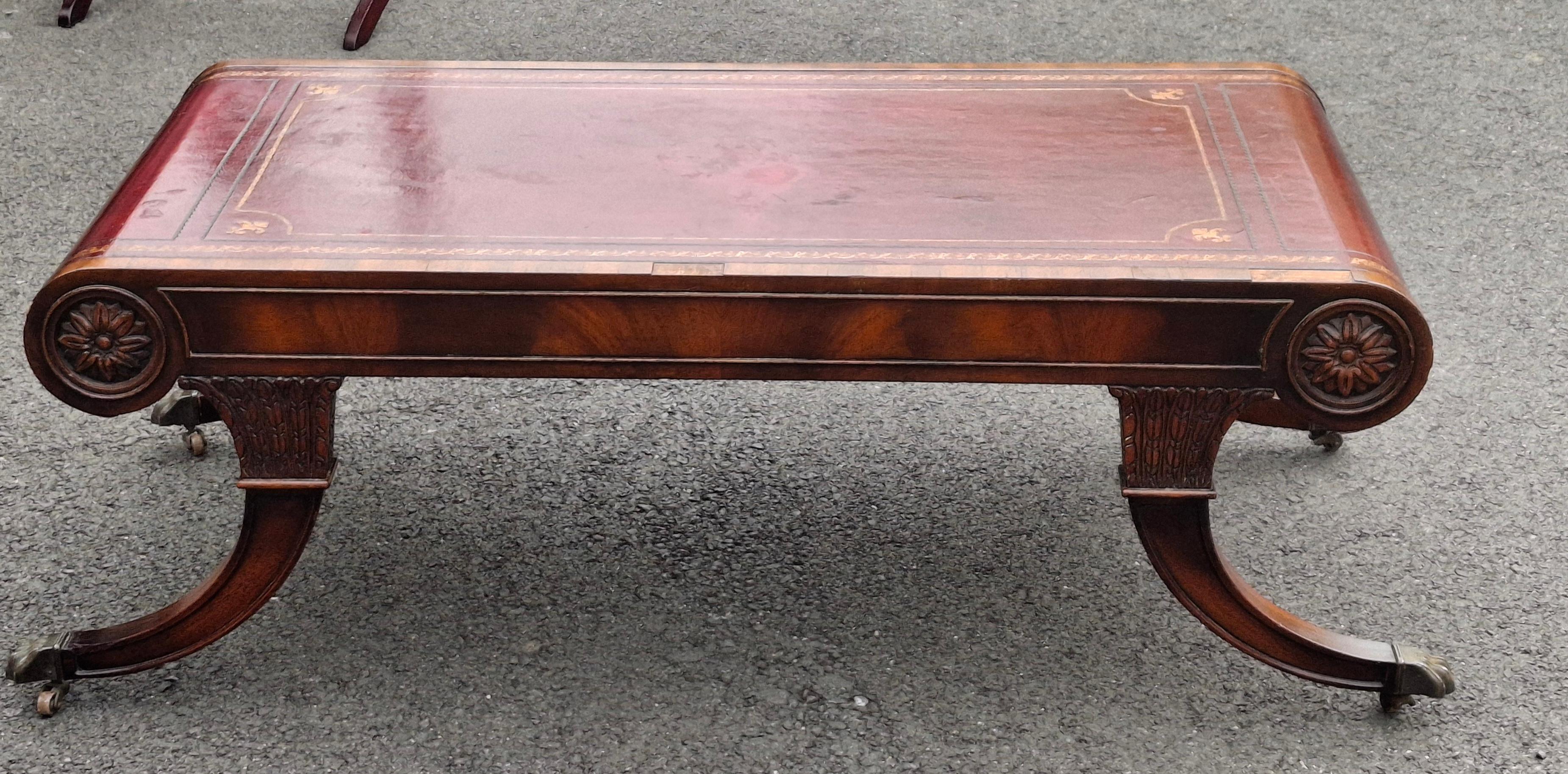 20ième siècle Table basse en forme de volute à plateau en acajou flammé et cuir estampé Weiman Regency en vente