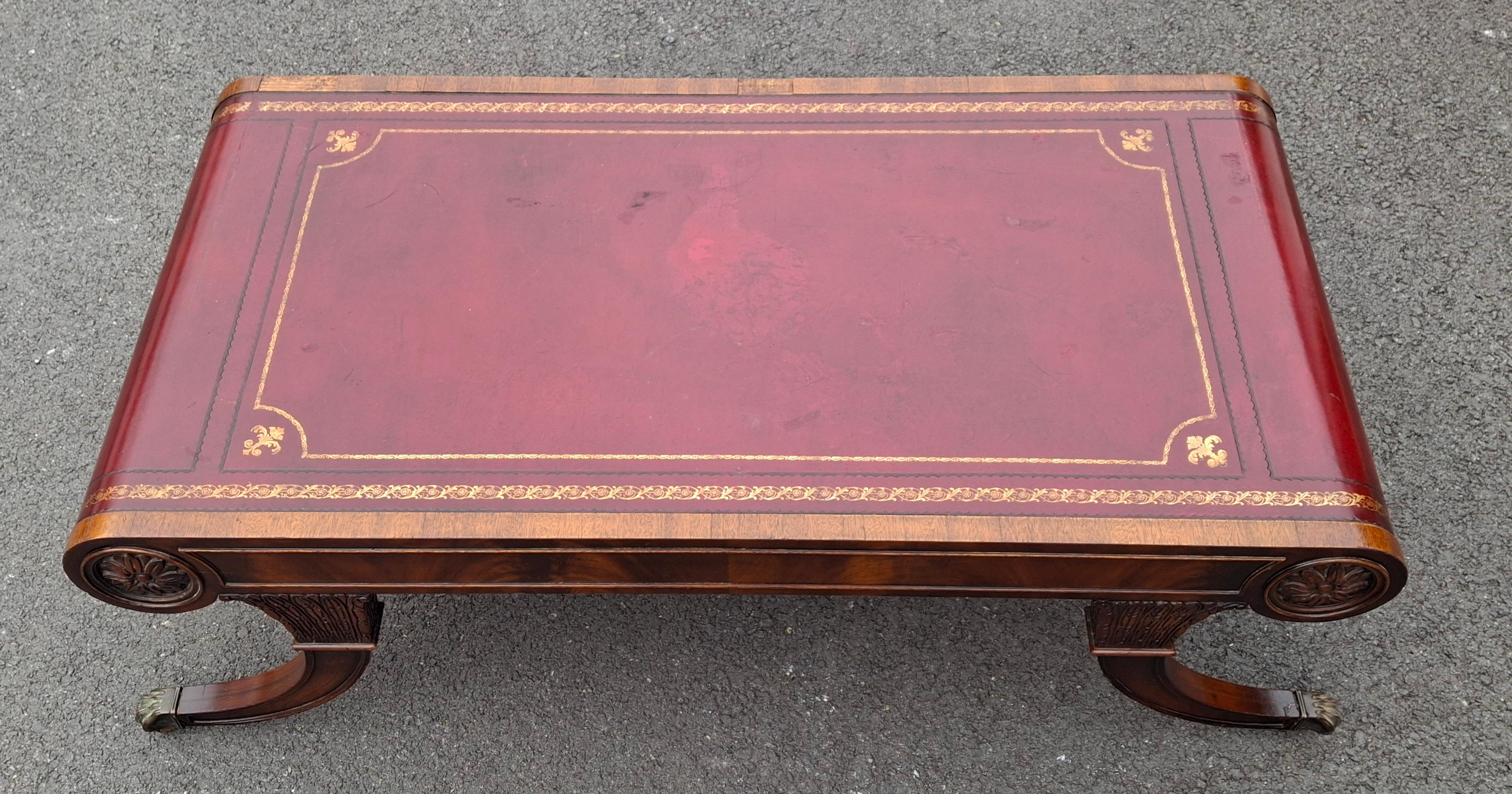 Table basse en forme de volute à plateau en acajou flammé et cuir estampé Weiman Regency en vente 1