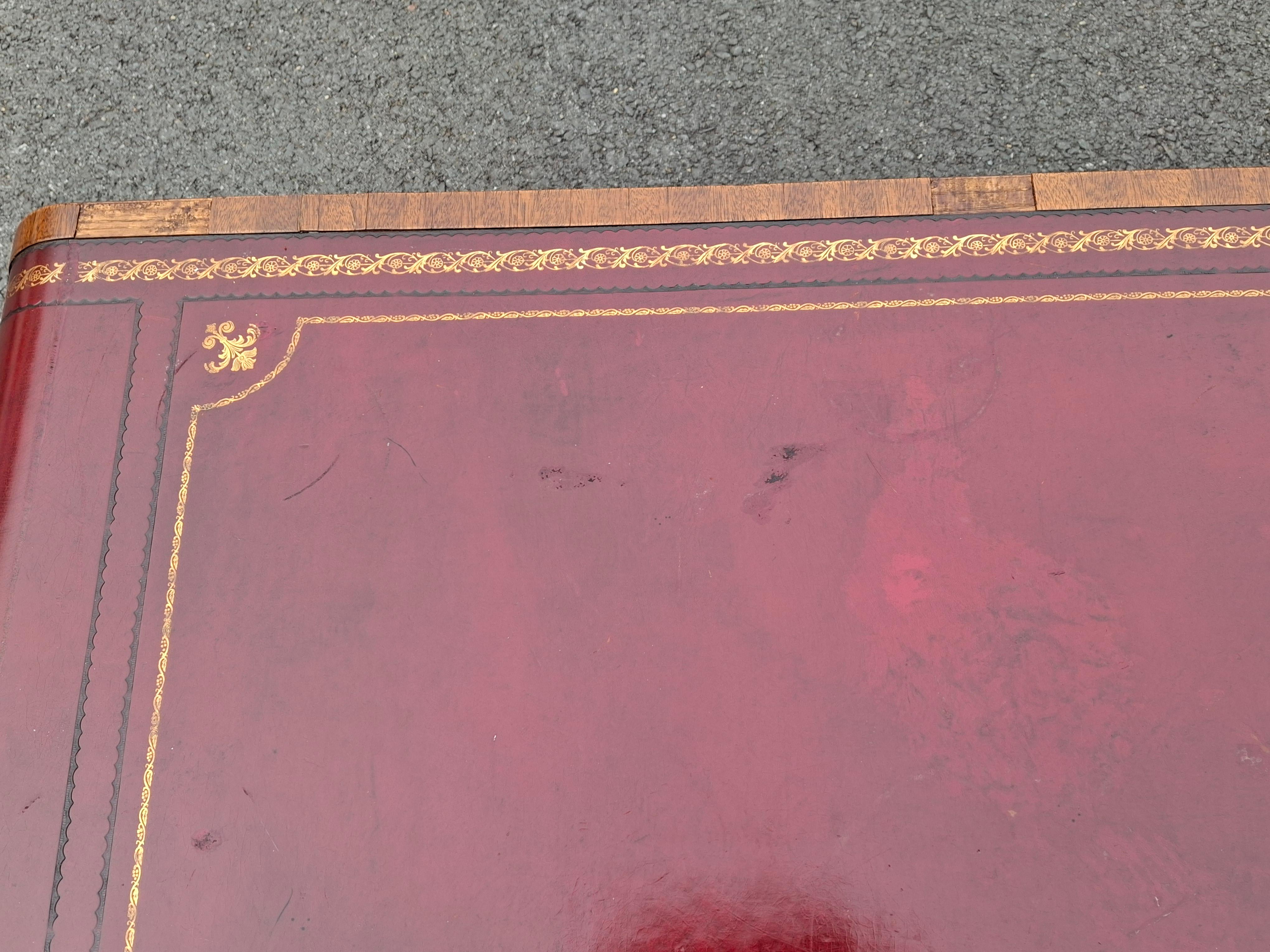 Table basse en forme de volute à plateau en acajou flammé et cuir estampé Weiman Regency en vente 2